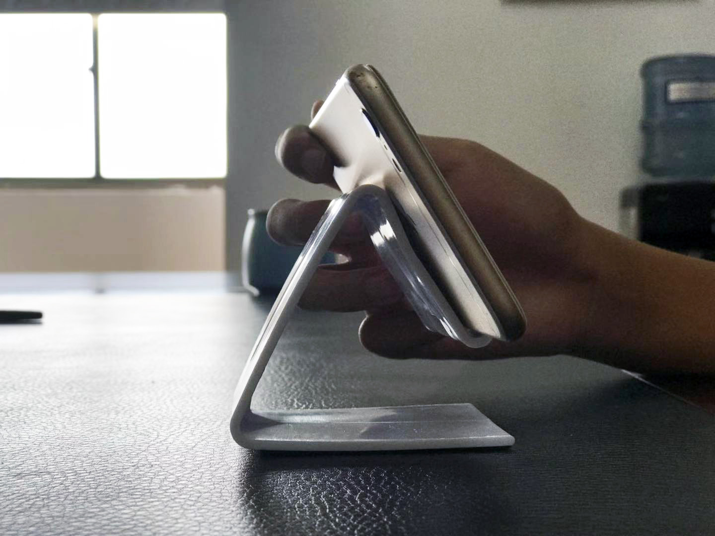 手机平板桌面支架 pad看电视ipad简约折叠式多功能支撑创意小托架