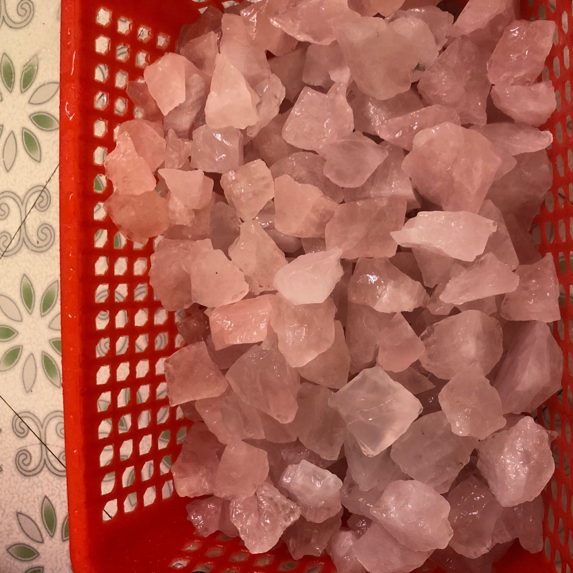 现货批发莫桑比克天然粉水晶原石 粉晶 芙蓉石3-5cm 粉水晶碎石