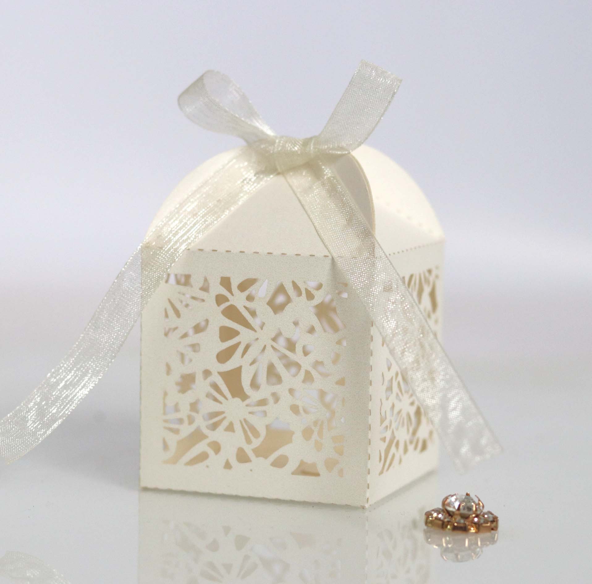 产品主以特种珠光纸为材质,各种镂空花形款式造型