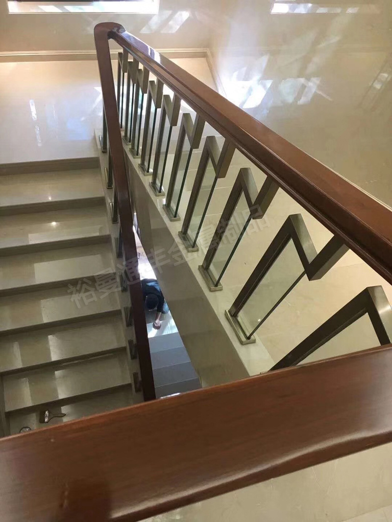 定制会所室内阁楼装饰简约钛金304不锈钢旋转楼梯扶手护栏立柱
