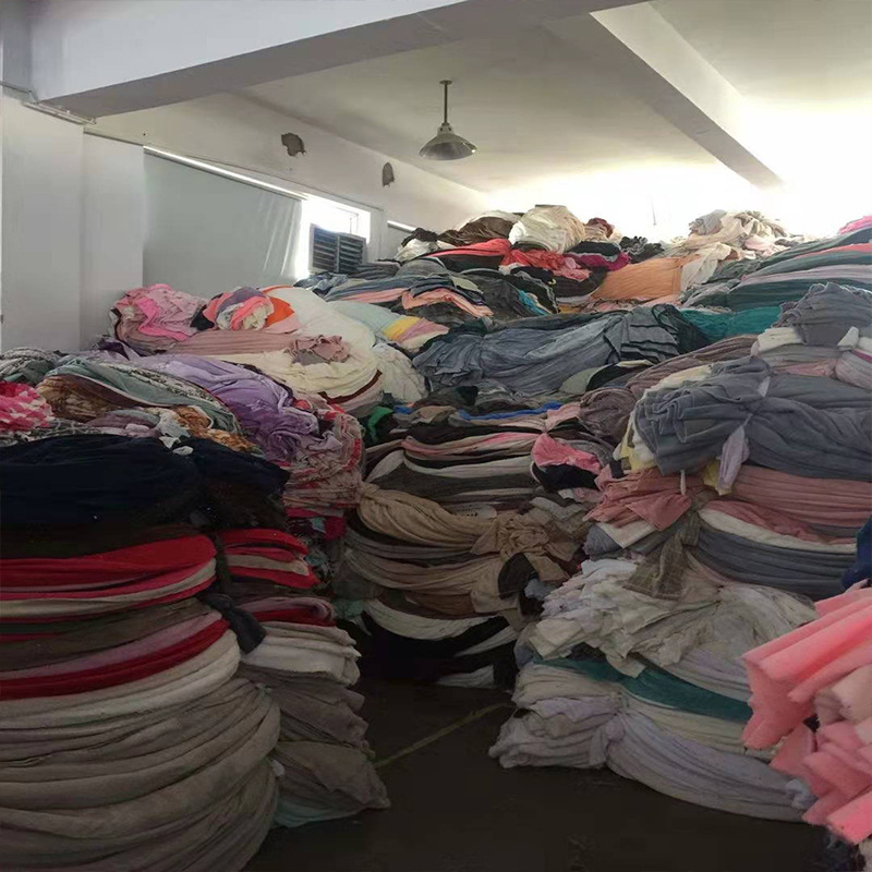 然后到合作染厂印染,自己工厂在裁剪,缝纫,毛毯成品都是工厂自己操作