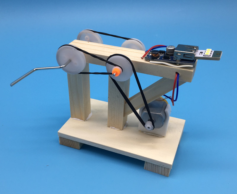 旋转机械臂,通过皮带轮,大轮带小轮,小轮带大轮,做更大的功率产生电流