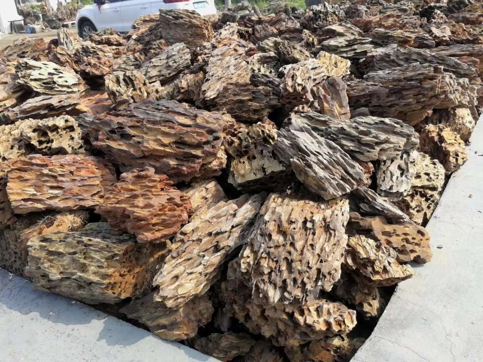 大量批发鱼缸造景松皮石又叫虎皮石多孔美观还有特价木化石青龙石