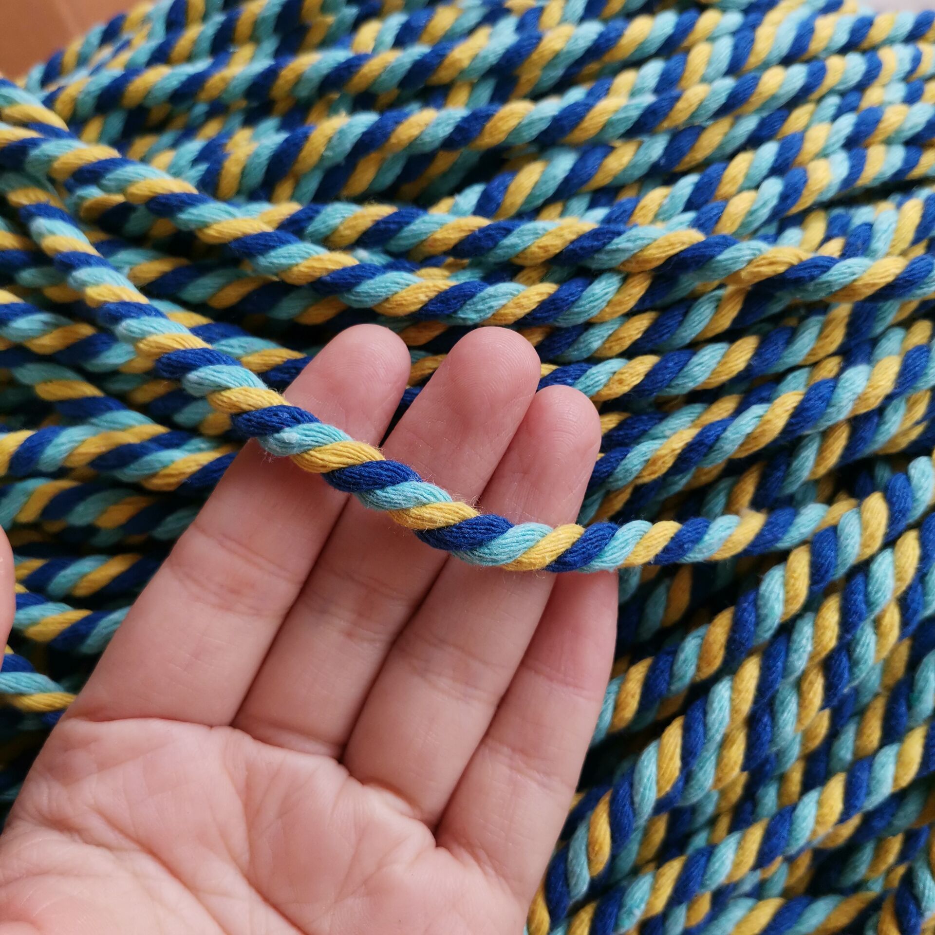 品名:三股彩色绳子 材质:棉纱 规格:图片产品直径约为5mm-6mm 用途