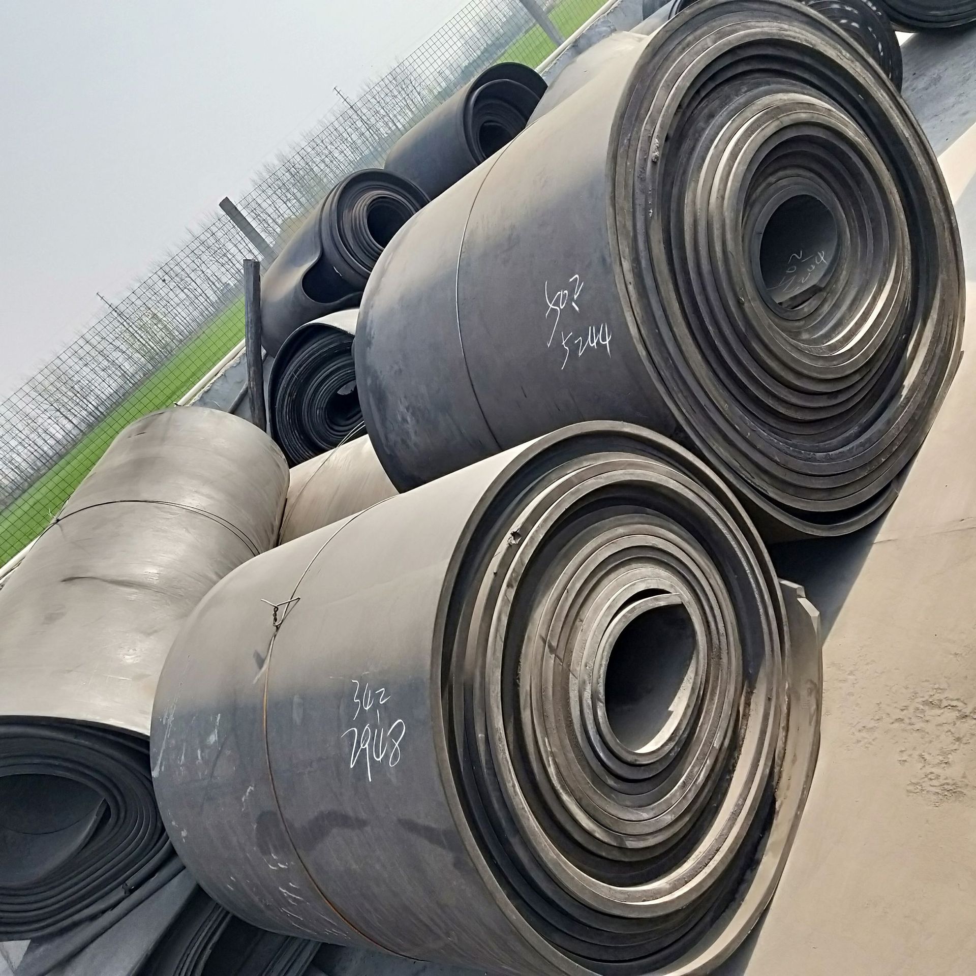 废旧输送带工业传送带厂家直销铺地输送带橡胶传送带大量现货