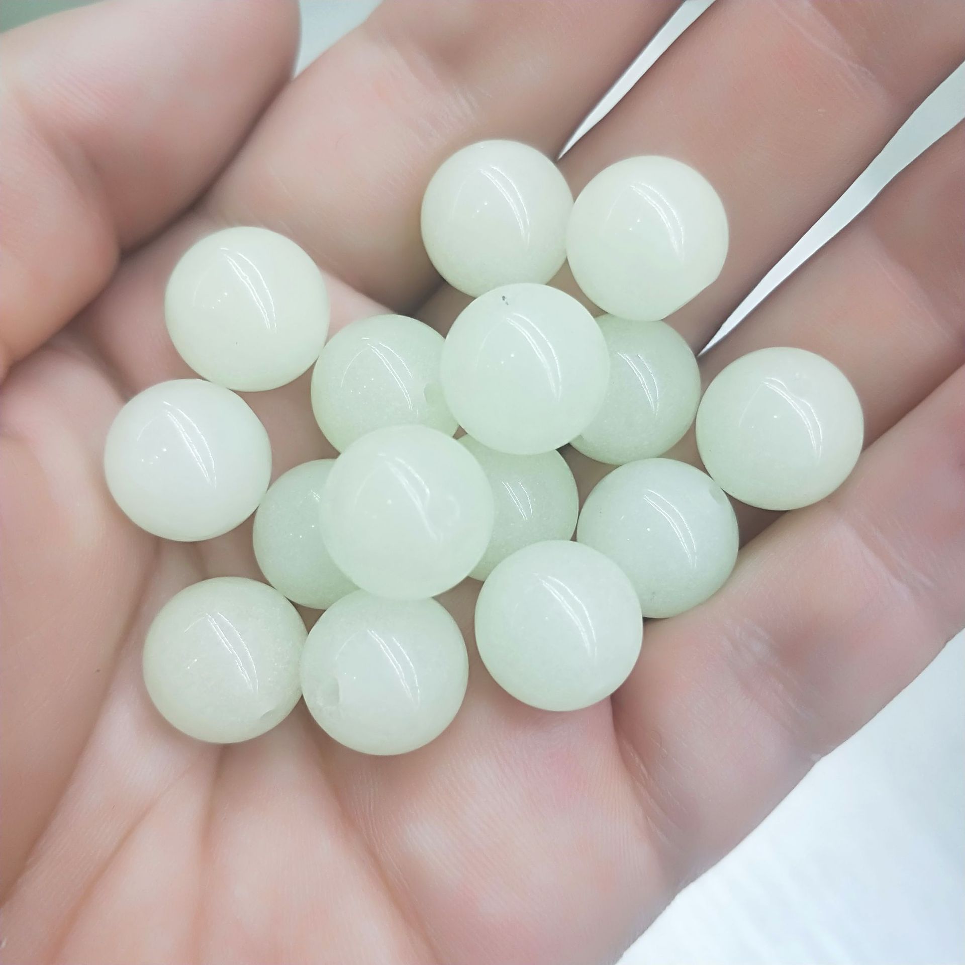 天然冰洲石萤石夜明珠夜光球夜光石发光球带孔可穿挂坠大小都有