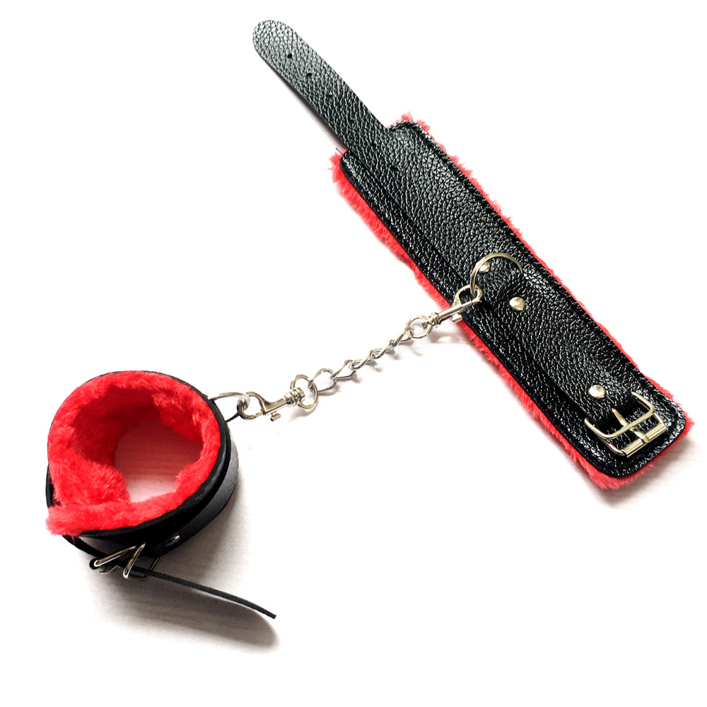 成人情趣用品 黑红毛绒手铐 夫妻调情绑手性玩具 pu皮革批发