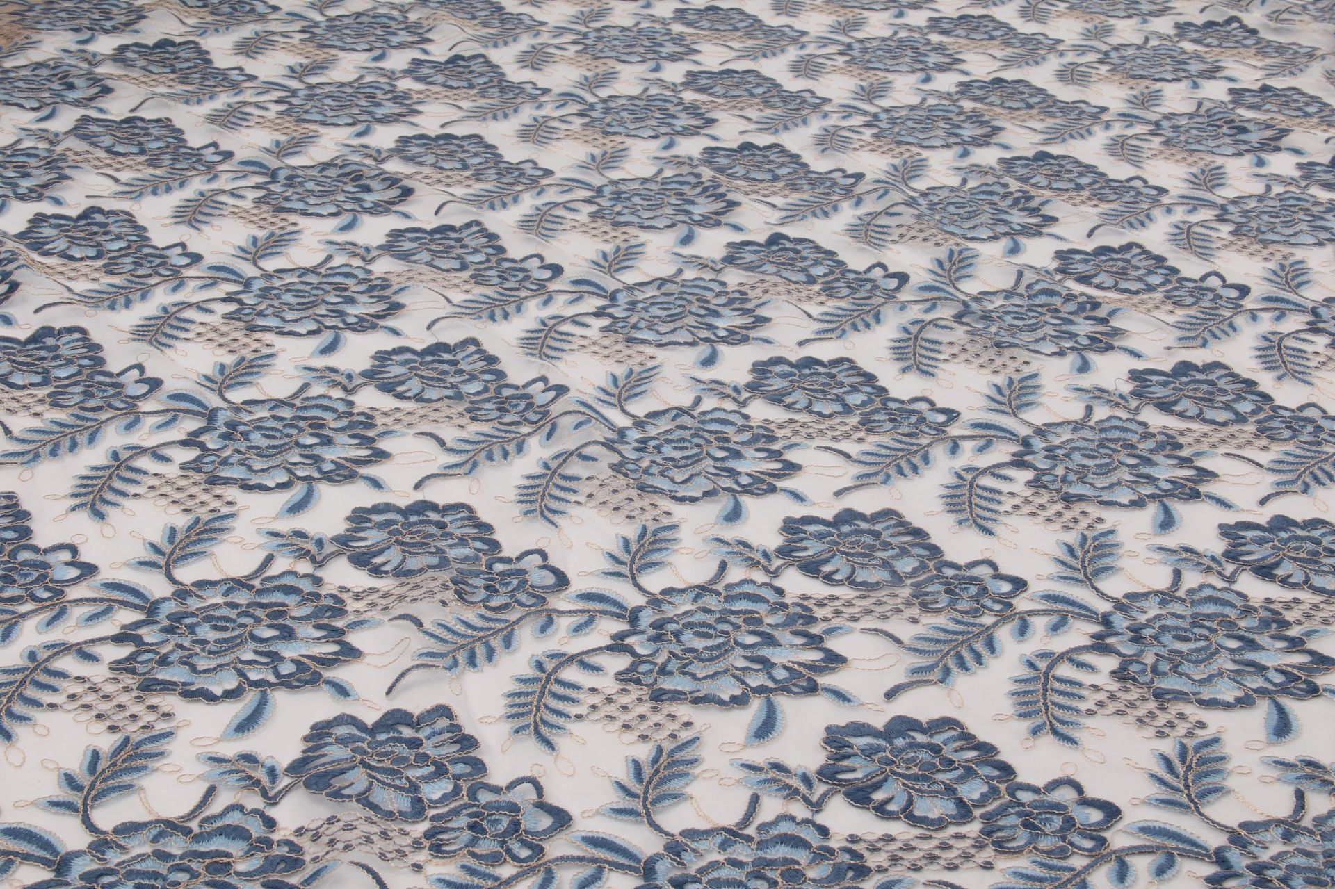 2019春夏 欧美网布绣花面料网纱电脑绣花面料 服装连衣裙服装直销