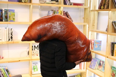 微博同款咸猪手抱枕仿真猪蹄靠垫酱猪肘子搞怪整蛊创意生日礼物女