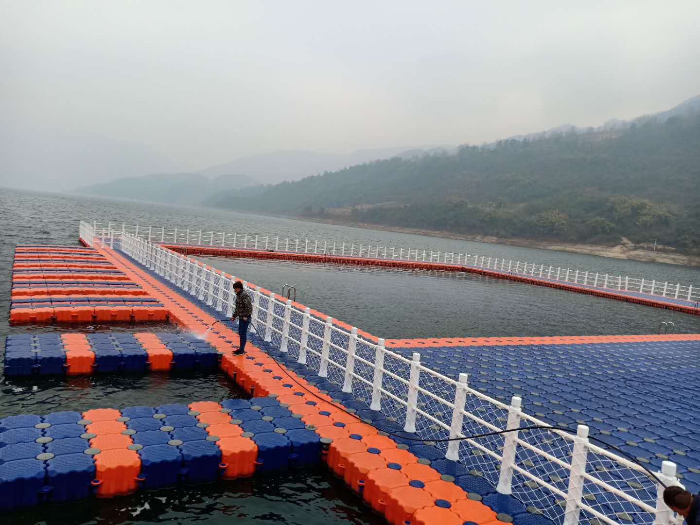 厂家专业生产水上平台塑料浮桥浮动码头 浮筒钓鱼平台 游艇码头