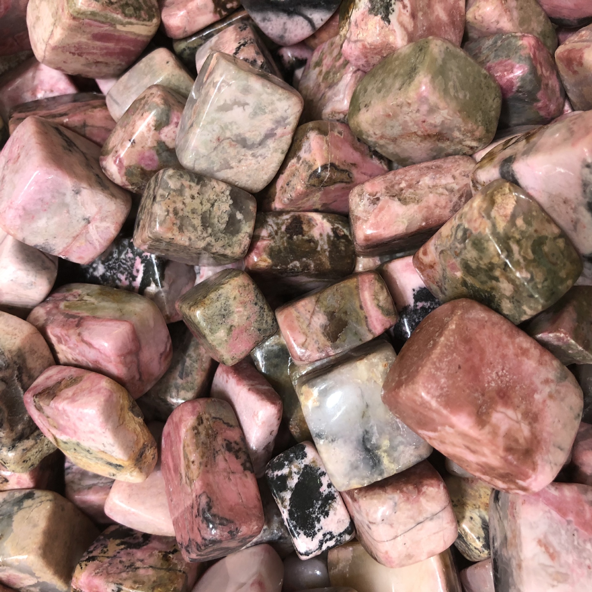 天然蔷薇辉石碎石批发 红蔷薇石碎料 供佛 消磁 鱼缸花瓶装饰