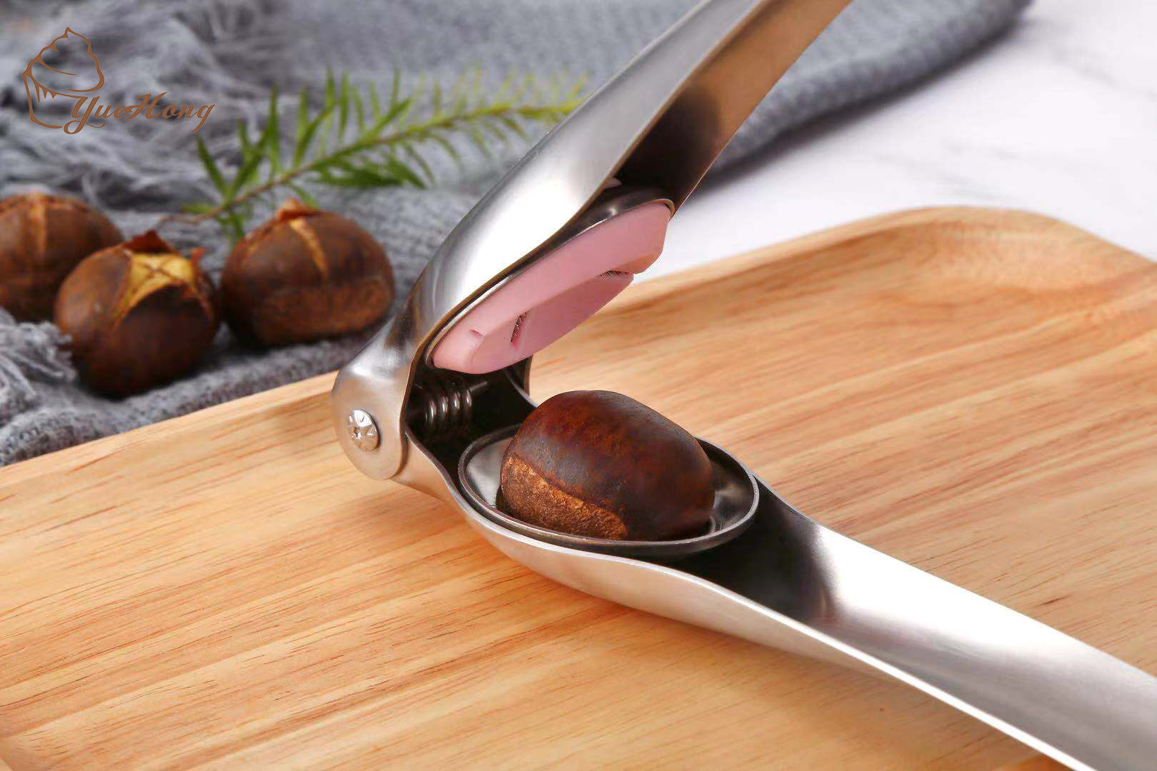 产品功能:十字刀加硅胶设计,优质不锈钢304,快速剥开栗子,核桃及各种