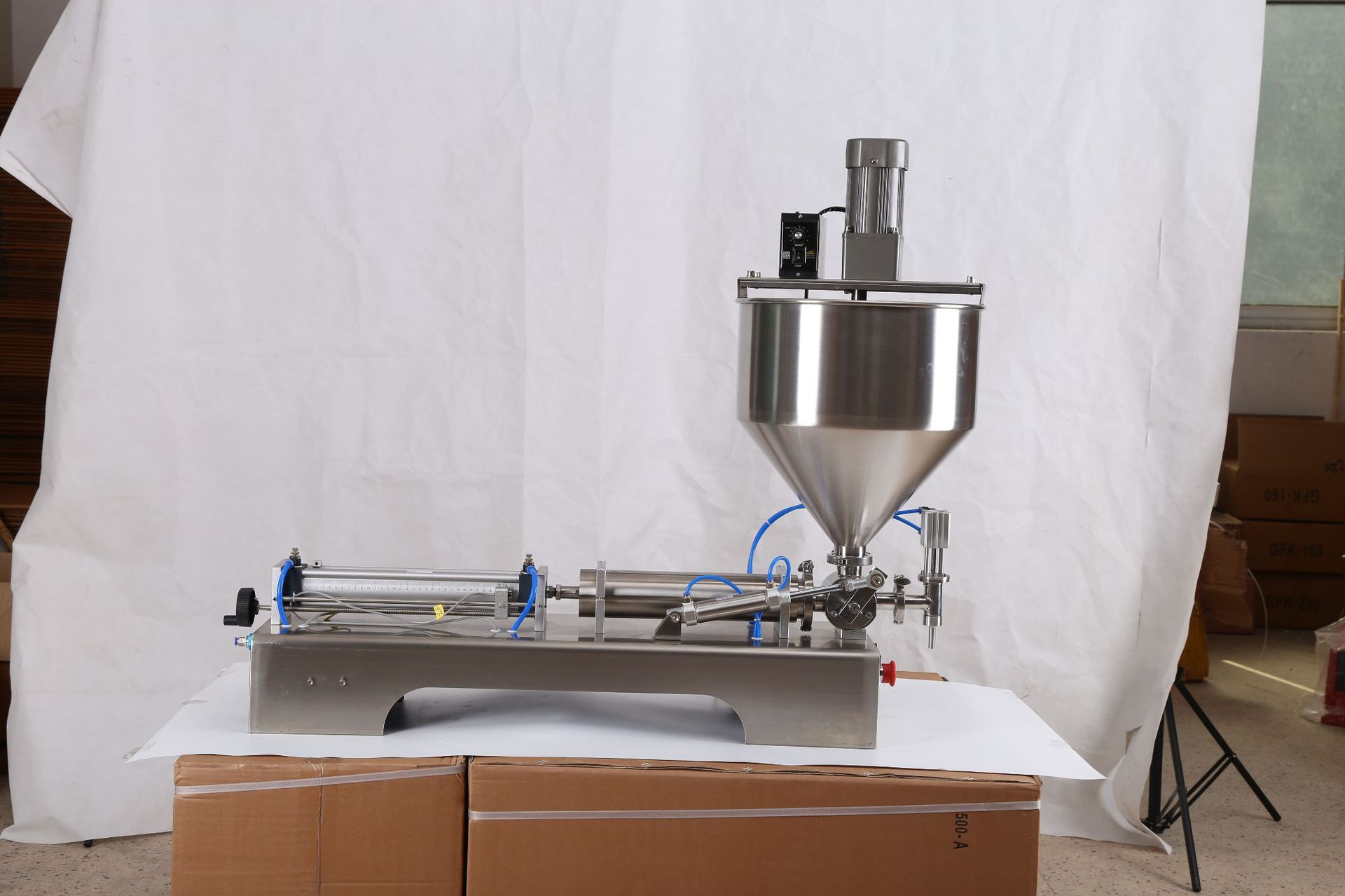 三邦半自动火锅底料酱料灌装机 搅拌辣椒酱灌装机小型酱料灌装机