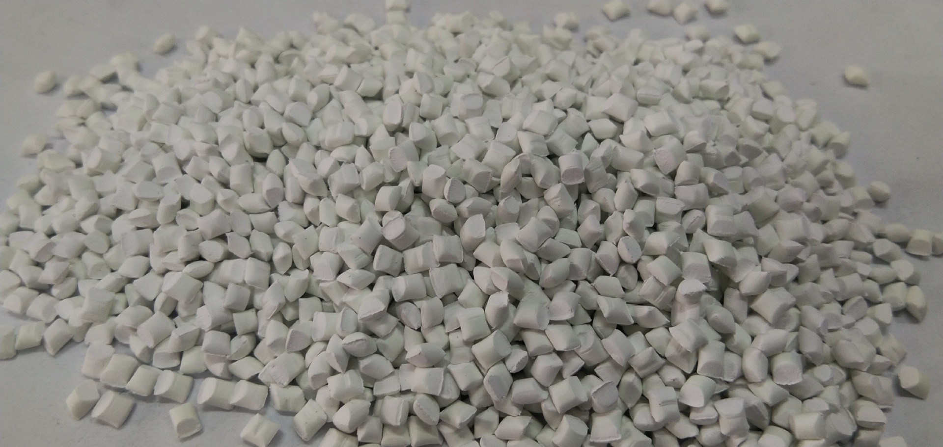 白色塑料粒子 白色pp塑料颗粒 流延白色母粒 阻燃塑料母粒