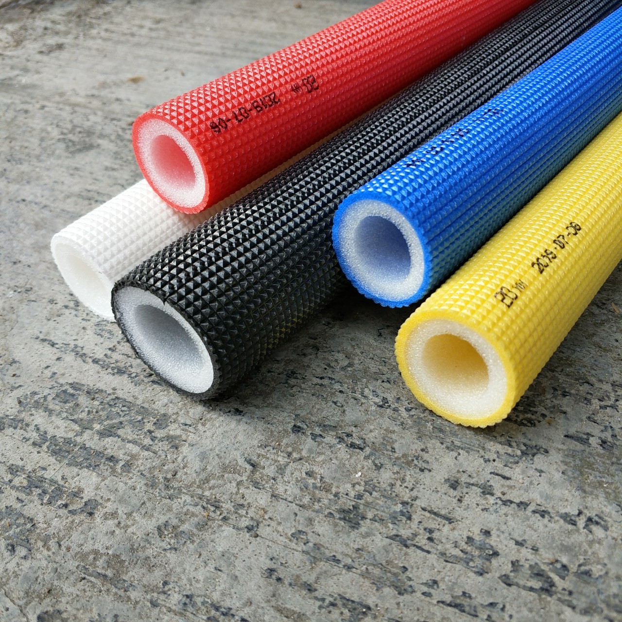 16压花红蓝彩色地暖分水器管道净味节能防冻xpe空调防水保温棉管