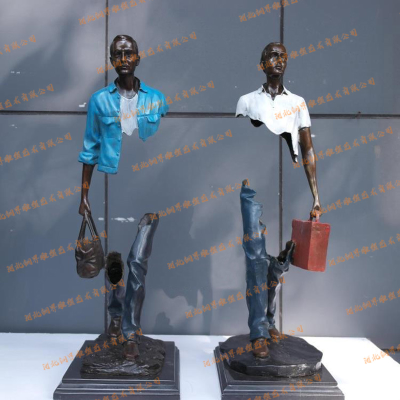 抽象人物铜雕抽空的人铸铜雕像车站码头公园街头旅行者空心人雕塑