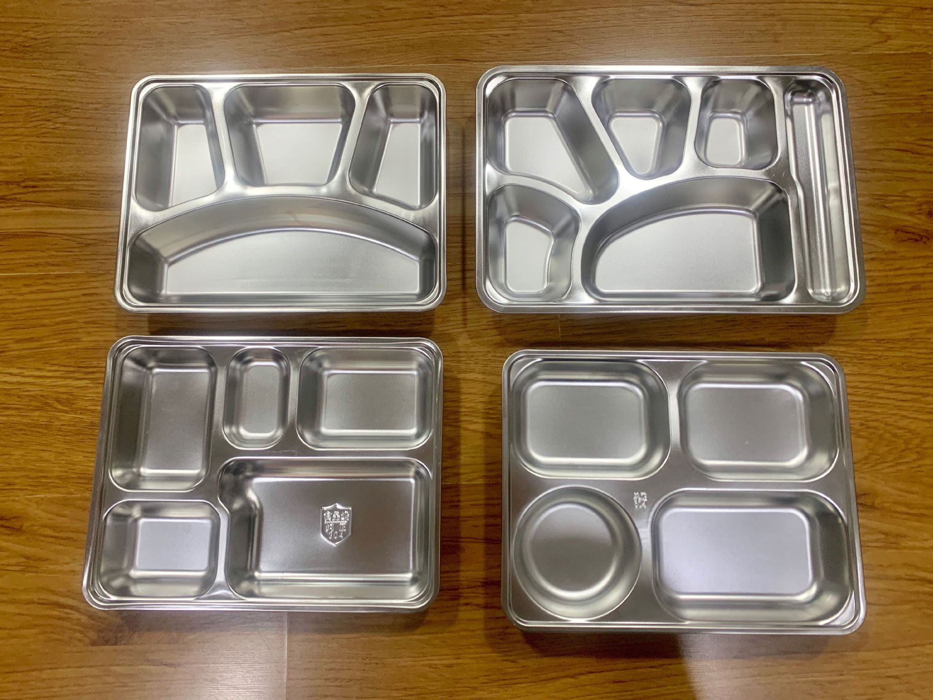 不锈钢快餐盘 产地:彩塘 材质:ss201,304 规格:四格,五格,六格 尺寸