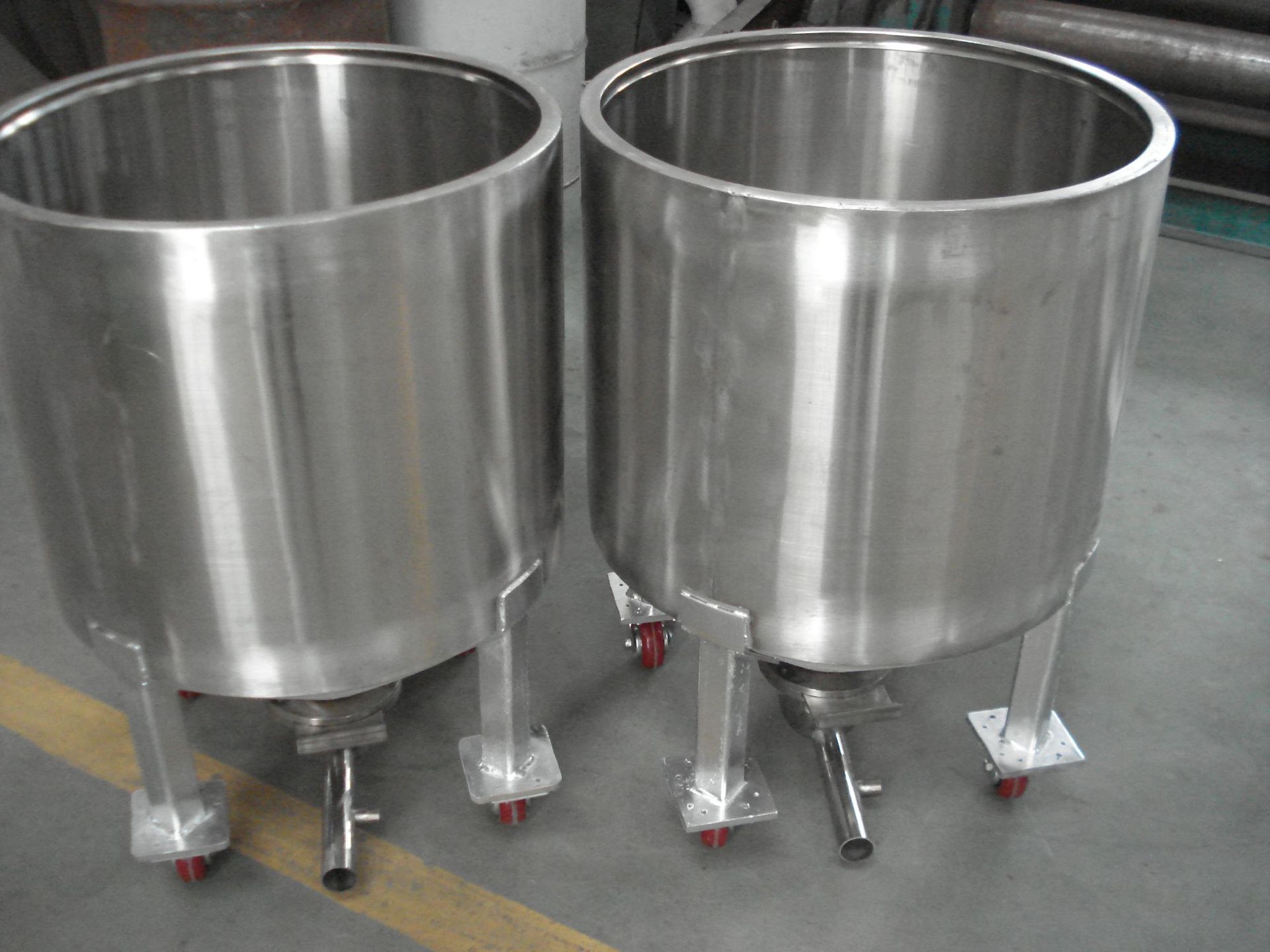 定制不锈钢移动储料斗 pp色母粒过渡料仓 色粉颜料圆形储料桶500l