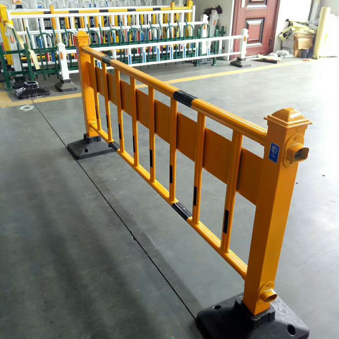 定制安全栏杆镀锌钢市政交通道路隔离围栏人行道马路分流城市护栏