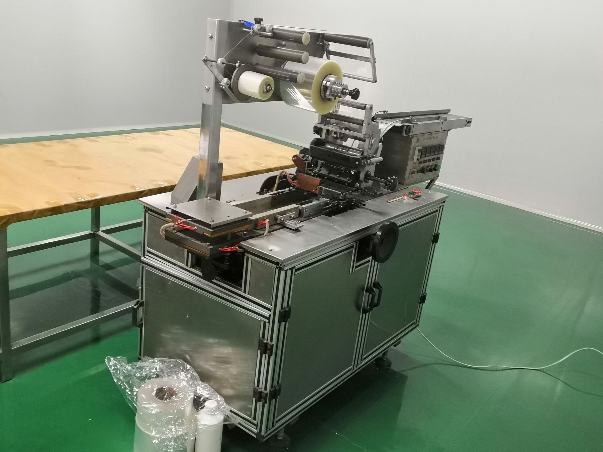 处理二手三维烟包机透明膜烟包机化妆品塑封烟包机