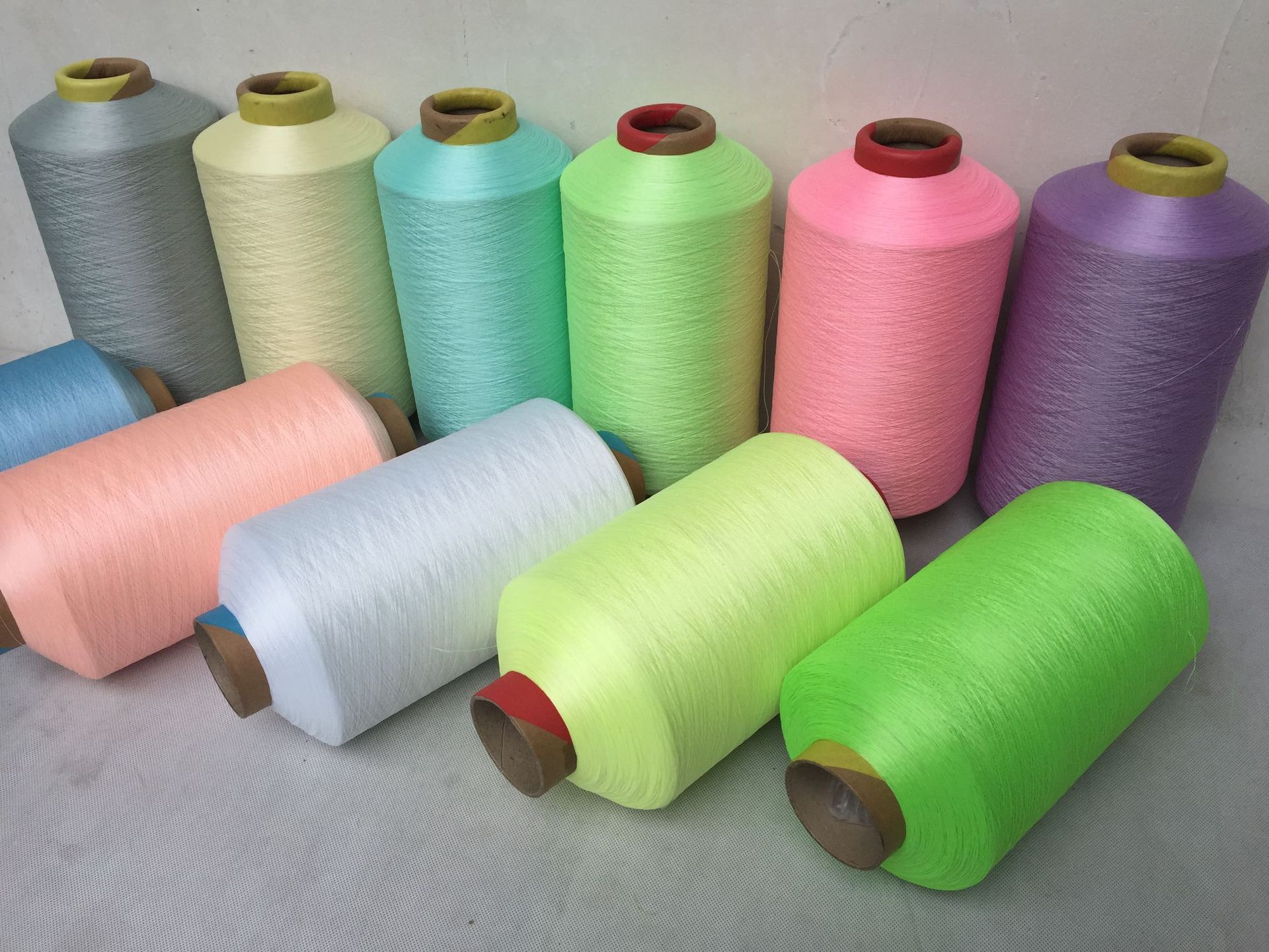 源头多色荧光纺织线 夜光线 发光玩具服装弹力绣花线厂家批发