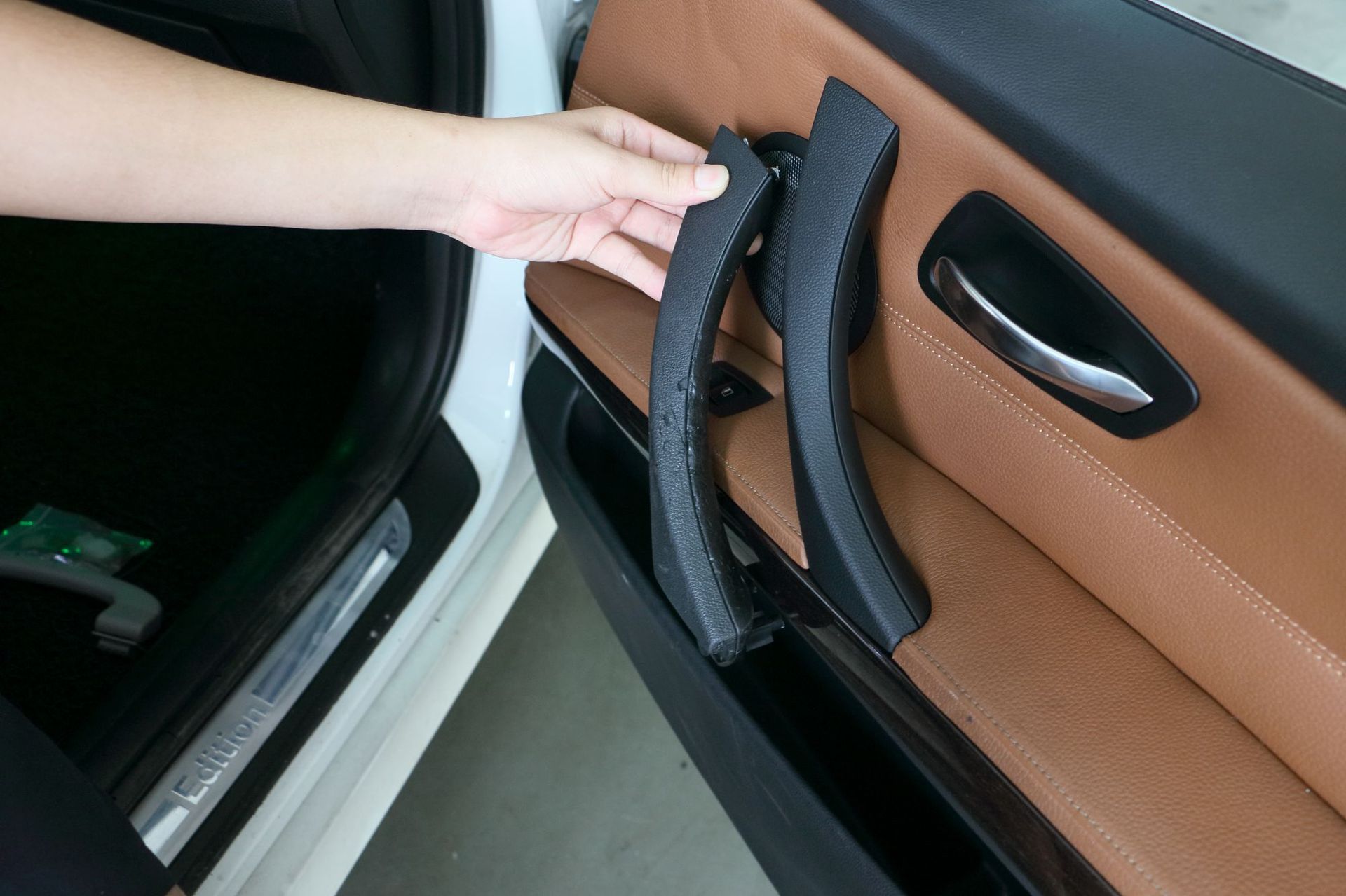 适用宝马3系车门拉手 e90 318 320 325 车门内扶手内侧支架把手