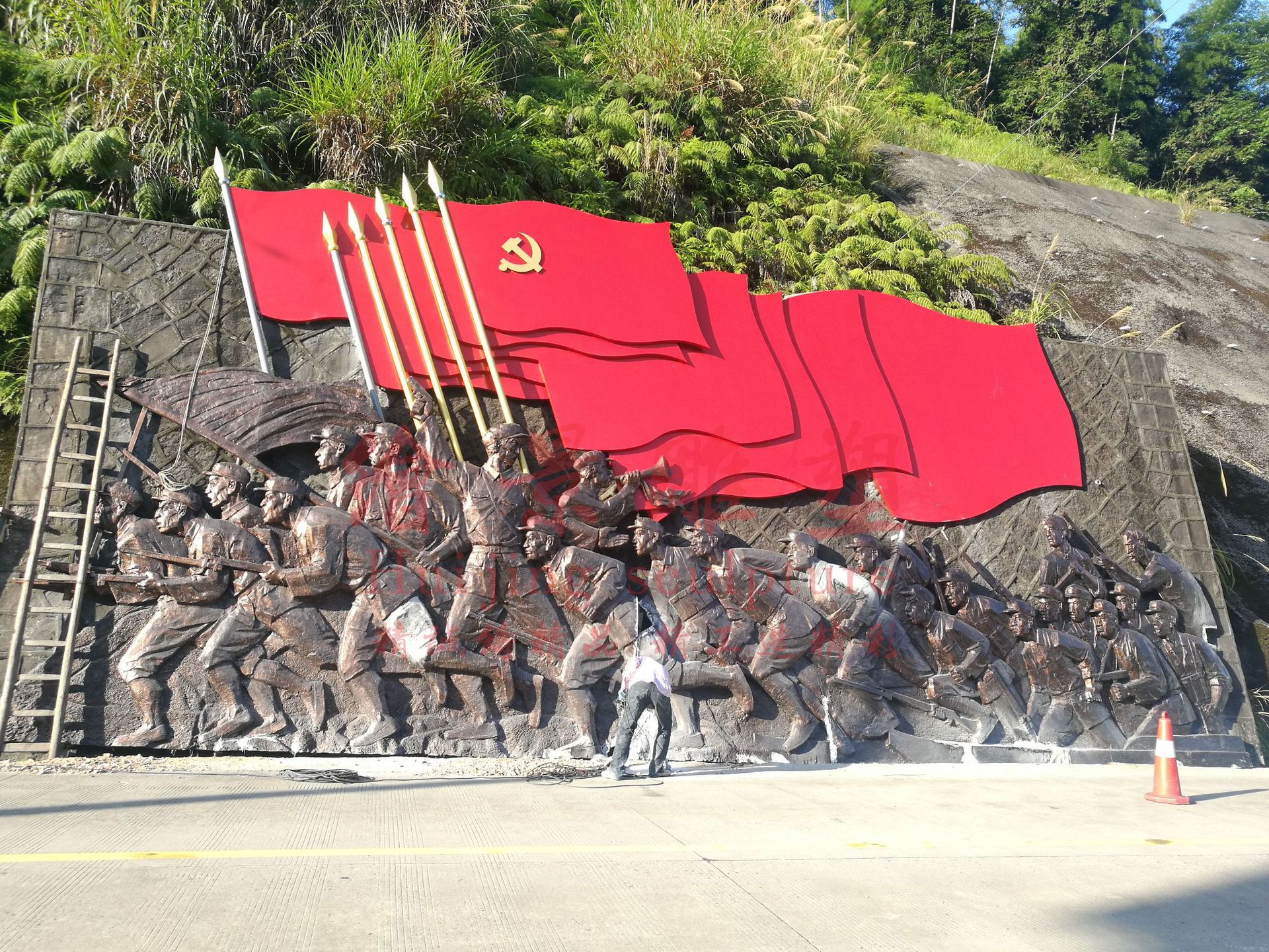 厂家定制红色主题玻璃钢仿铜雕塑 红军抗战战争英雄人物 铸铜雕塑