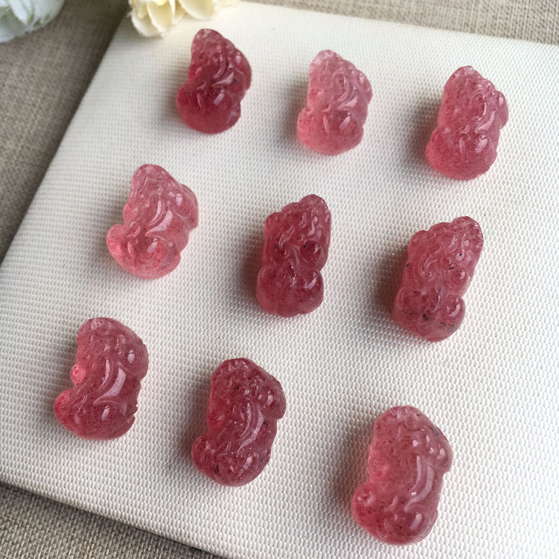 厂家搭配散珠批发纯天然草莓晶貔貅吊坠可做锁骨链或手链颜色超美