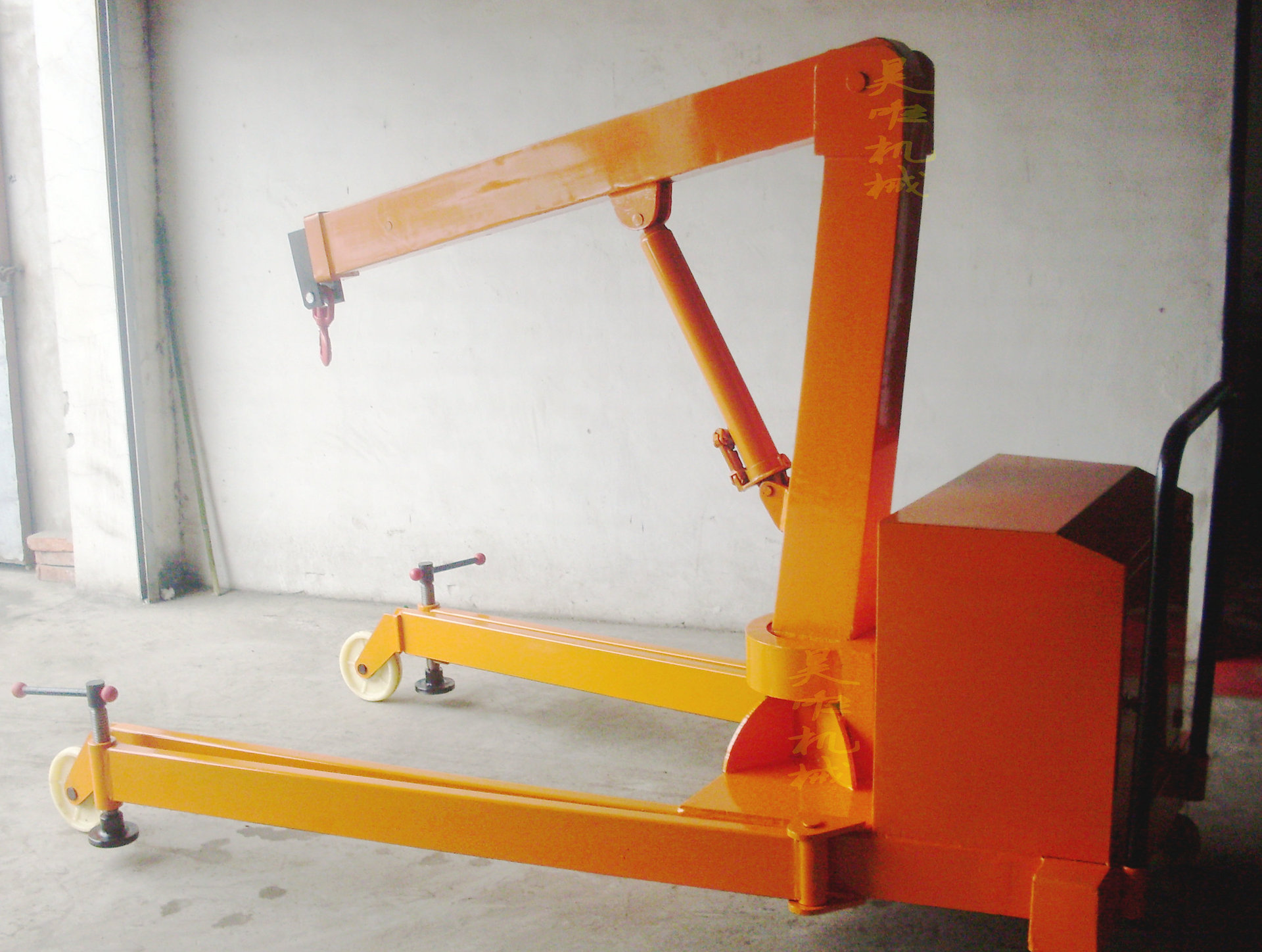 2吨液压小吊车厂家全自动电动液压旋转吊车270°旋转配重吊机