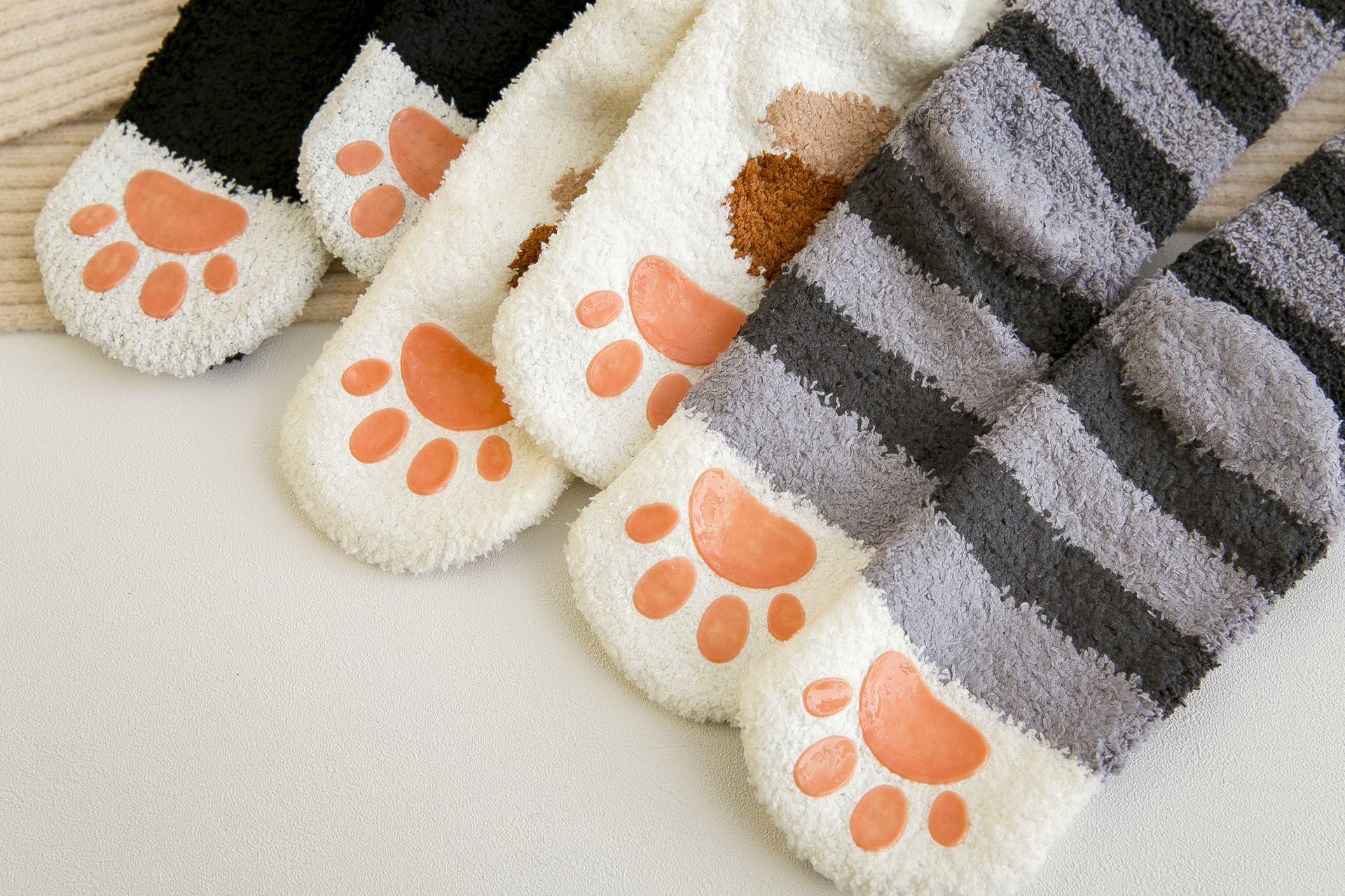 2019新款半边绒可爱毛绒绒珊瑚绒防滑点胶猫爪子成人保暖地板袜