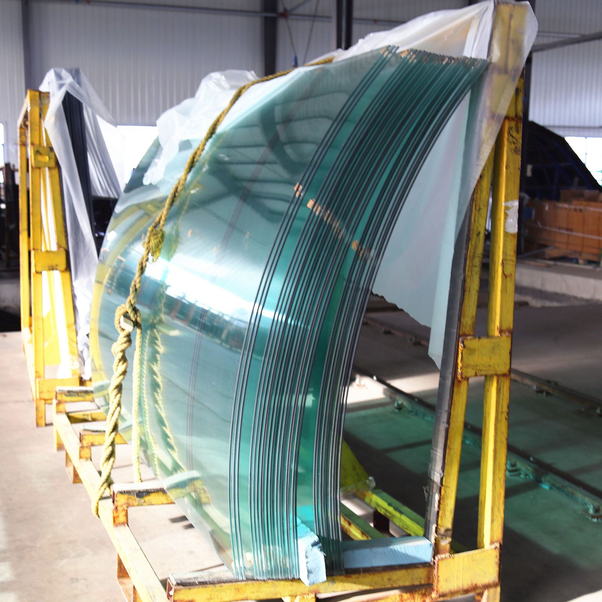 厂家优质专业生产定制8mm钢化热弯镀膜玻璃门窗工程玻璃定制厂家