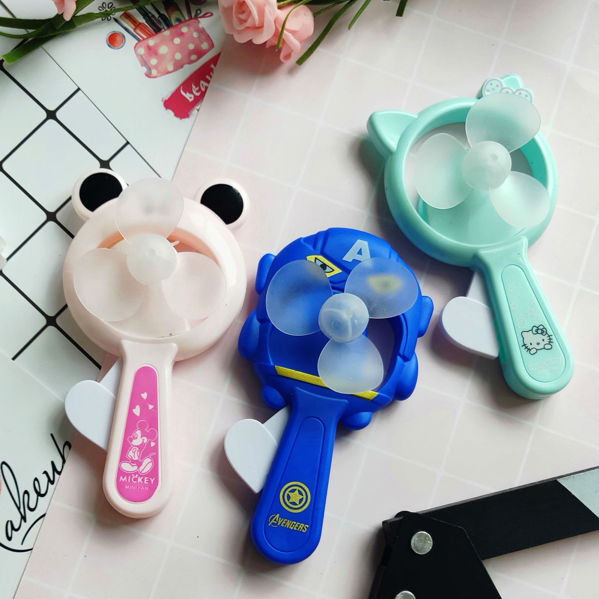 创意迷你手压小风扇卡通手持玩具手摇儿童学生小礼品礼物地摊热卖