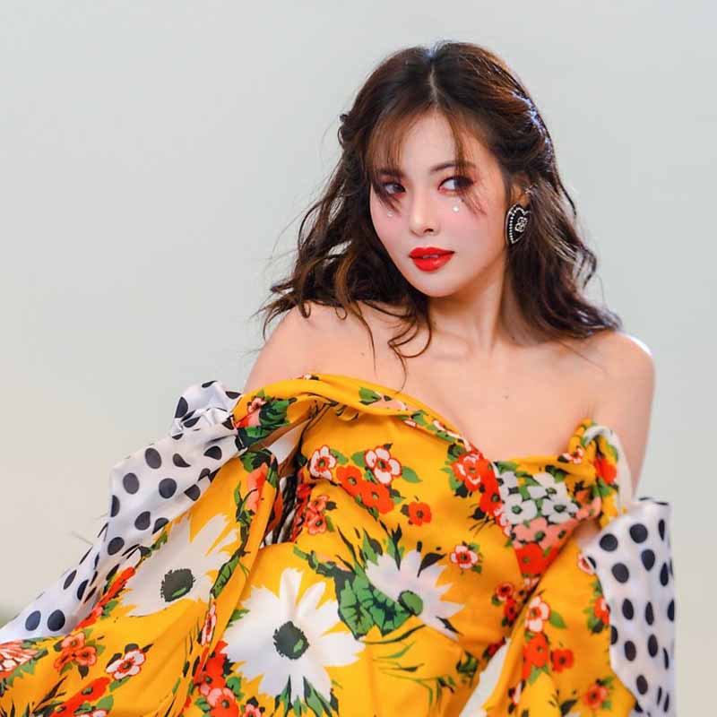 2019新金泫雅明星flower shower新专辑同款一字领修身印花连衣裙