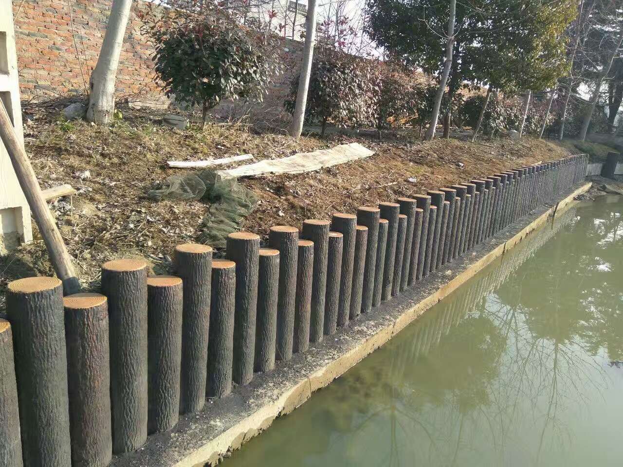 厂家出售水泥仿木护栏 水泥圆形仿树皮仿树桩 河道栏杆仿木桩