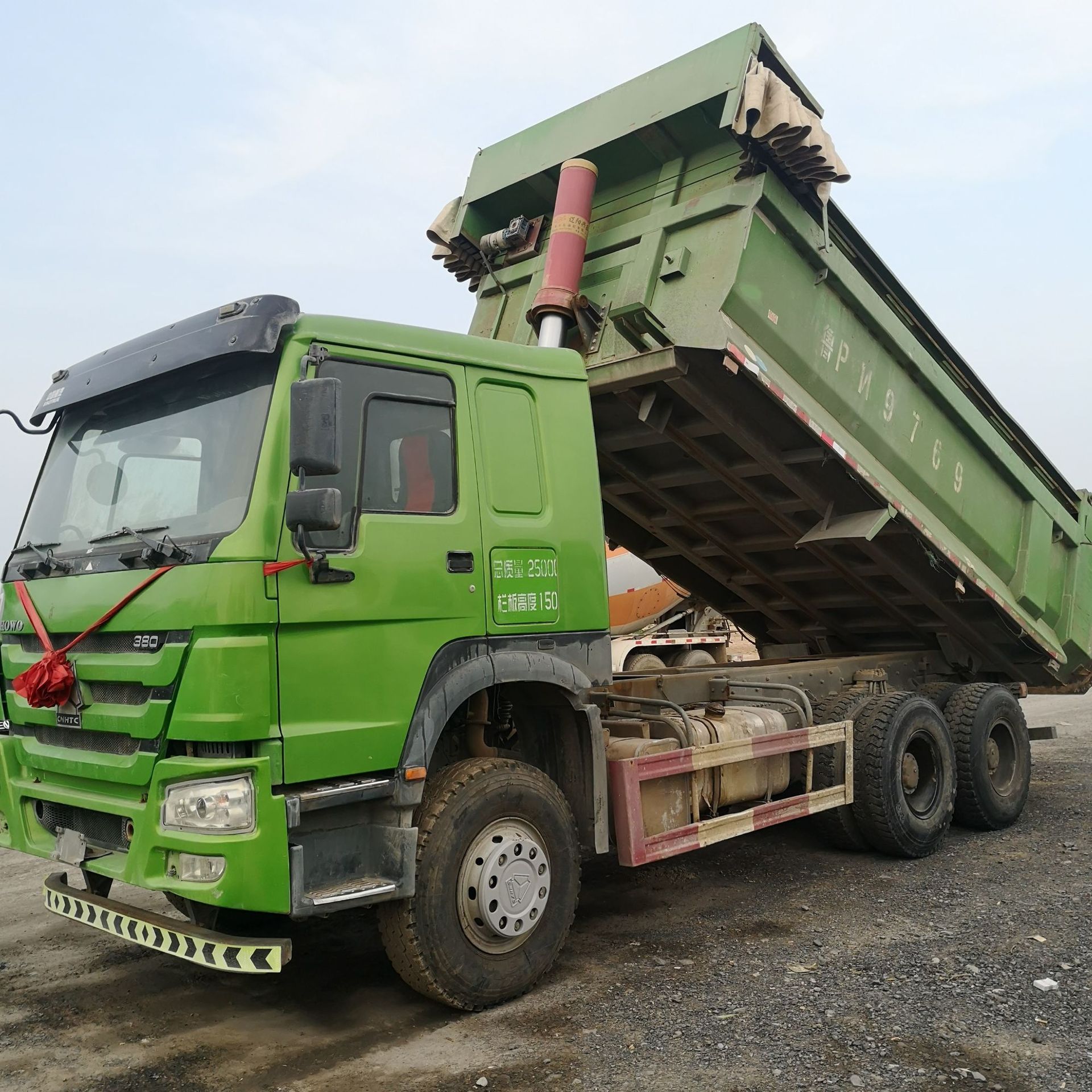 国五货车重汽豪沃工程自卸车 后八轮环保u型车厢带电动雨蓬渣土车