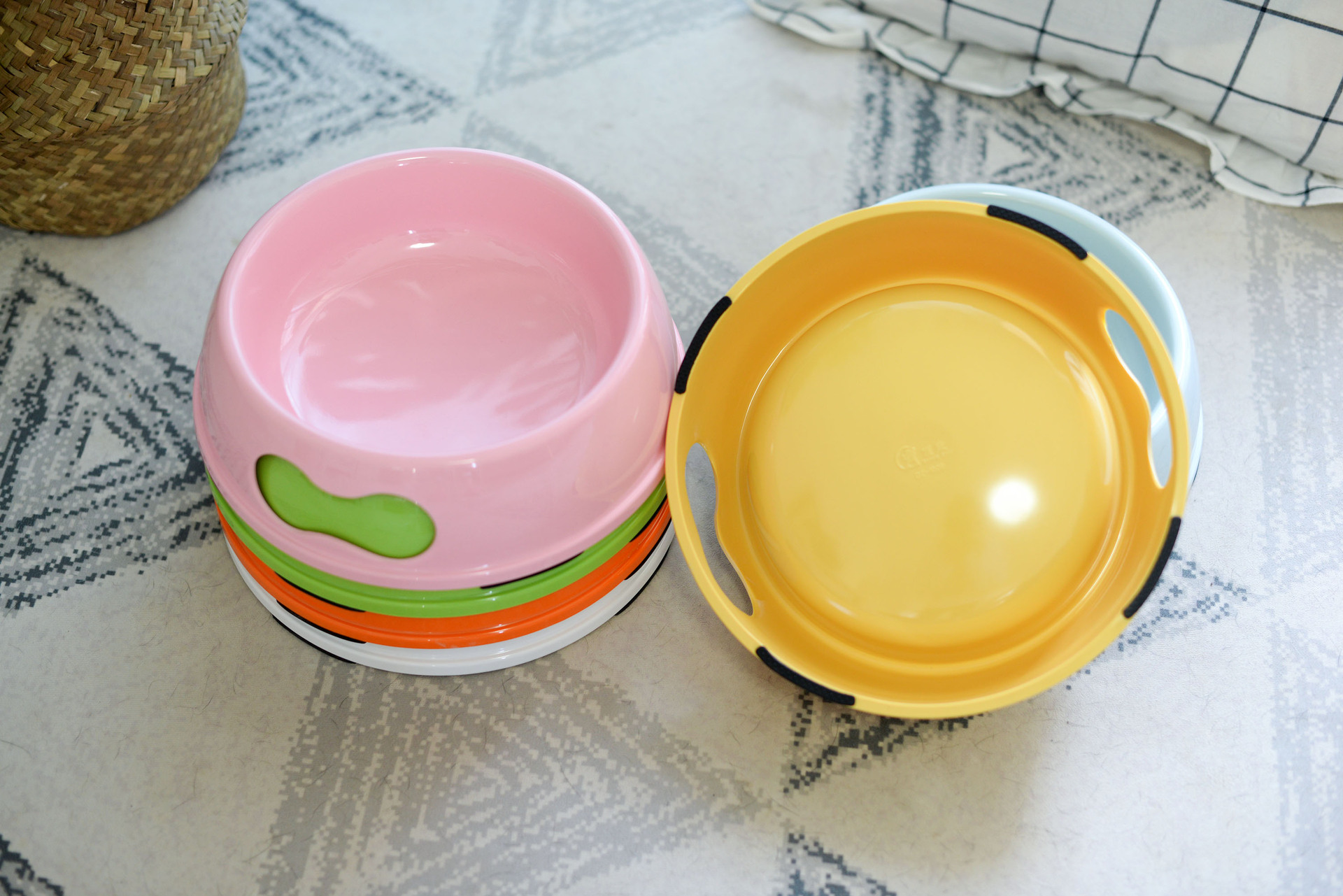 宠物多色狗狗食碗食具餐具美耐皿水碗狗粮碗喂食厚实耐用不易破碎