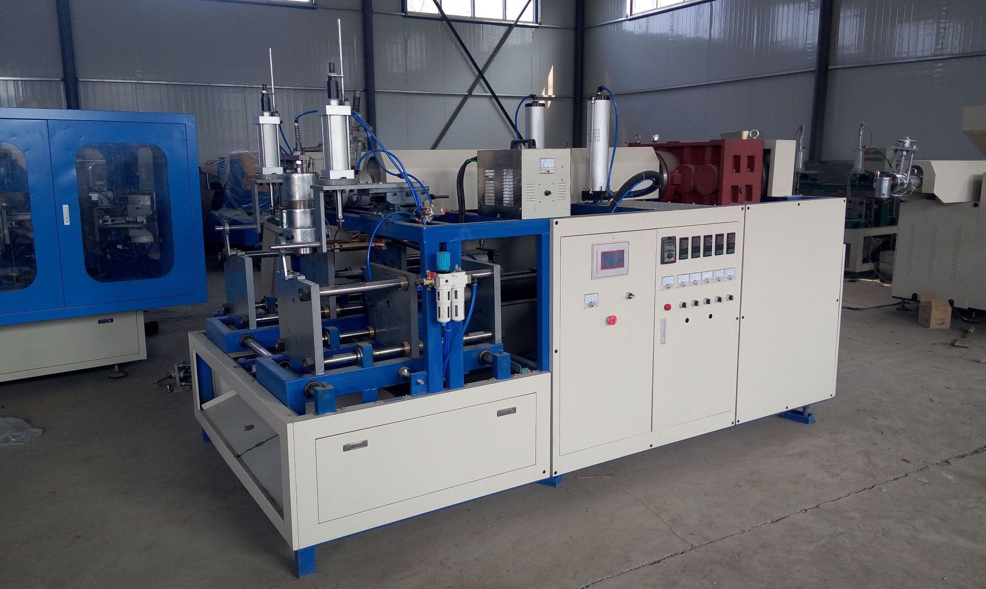 厂家推荐 兑口吹瓶机/尿素桶吹塑机/ 众益塑料吹瓶机/墩口吹塑机