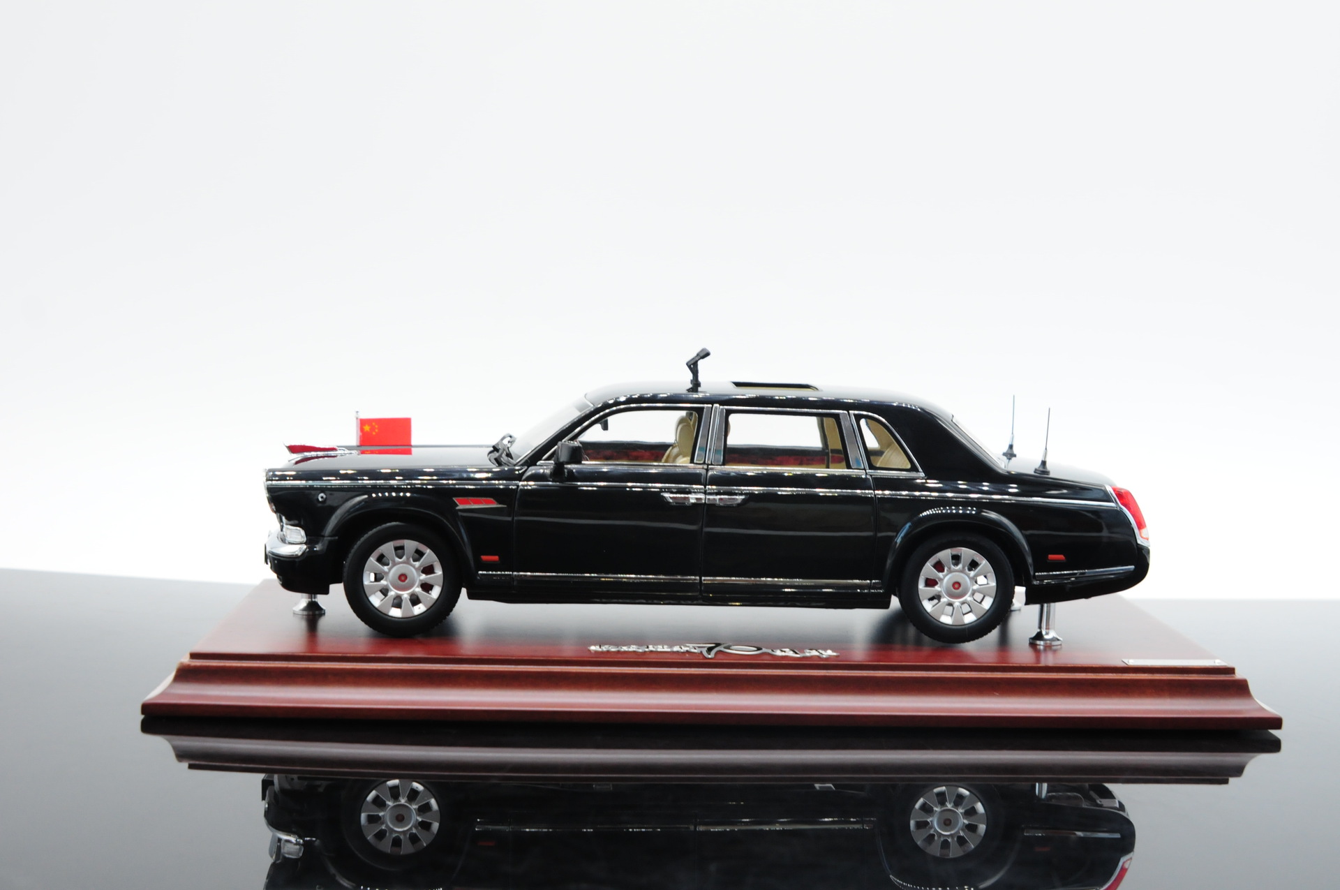 红旗70周年检阅 汽车模型 纪念红旗阅兵车红7600j 1:24黑色