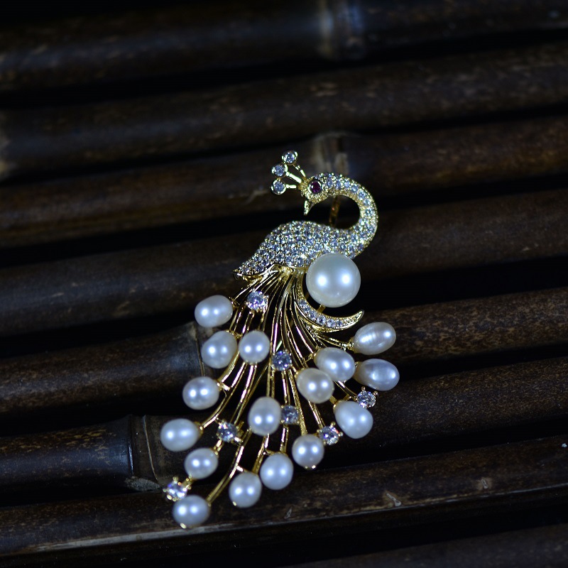 秋冬韩版衣饰天然淡水珍珠孔雀胸花源头工厂批发毛衣链胸针两用女