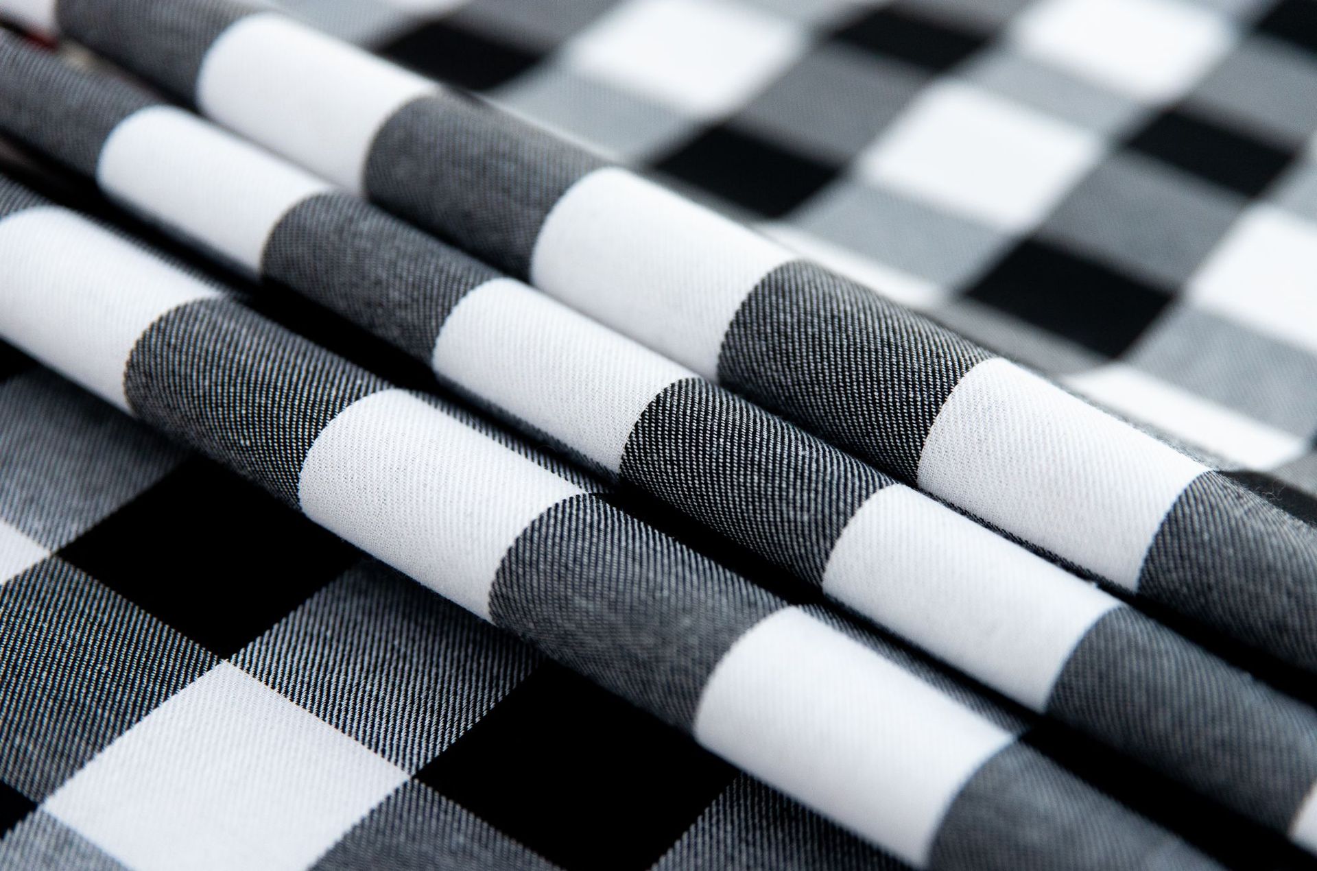 跨境爆款圣诞节日桌旗装饰用品礼品格子布艺餐桌垫黑色北欧式家纺