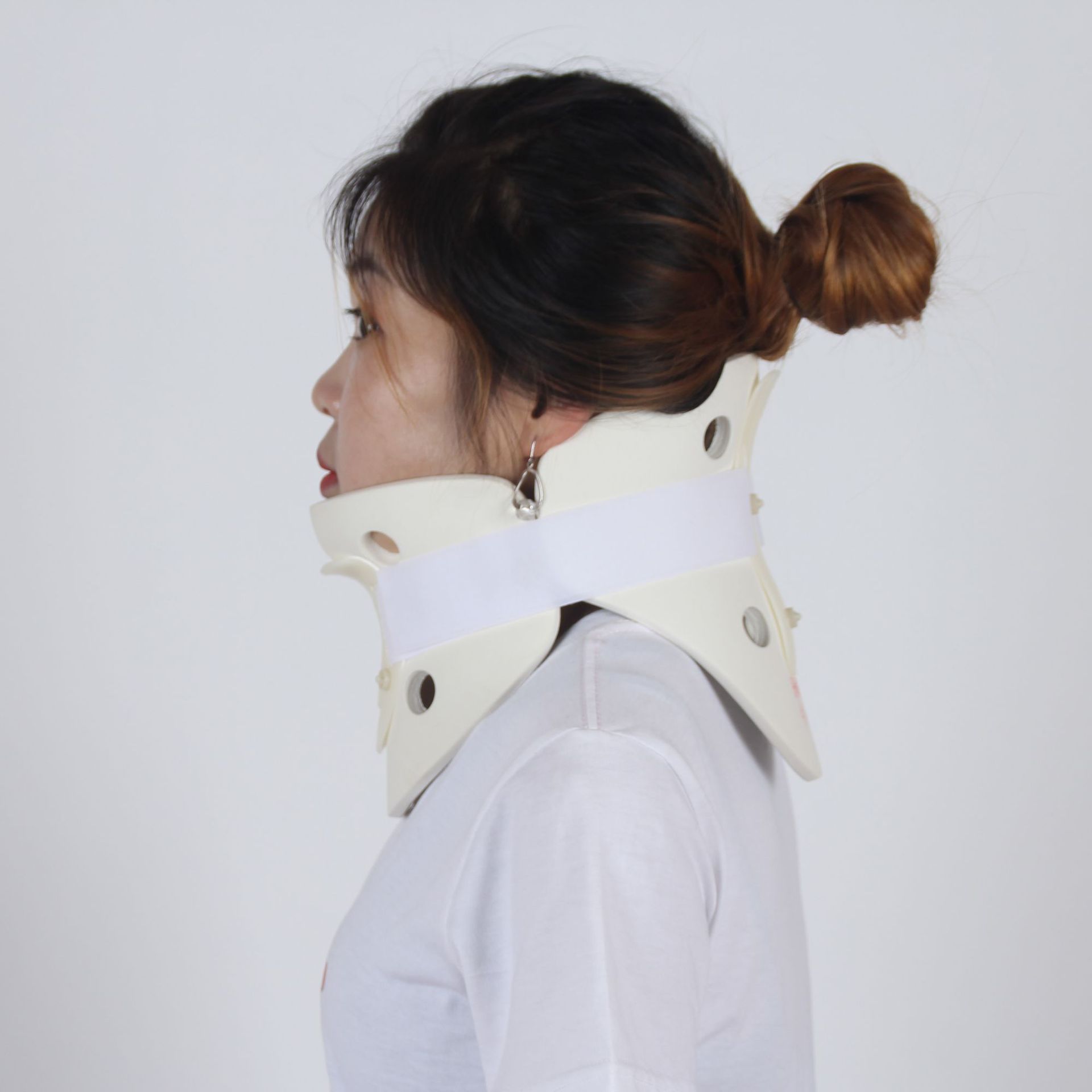 工厂直销白色支撑固定颈托高分子泡沫橡胶护颈 颈椎牵引器固定器