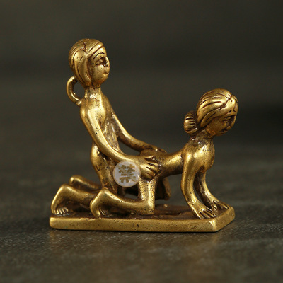 地摊货源黄铜春宫图夫妻啪啪姿势个性钥匙扣箱包吊坠情侣羞羞挂件