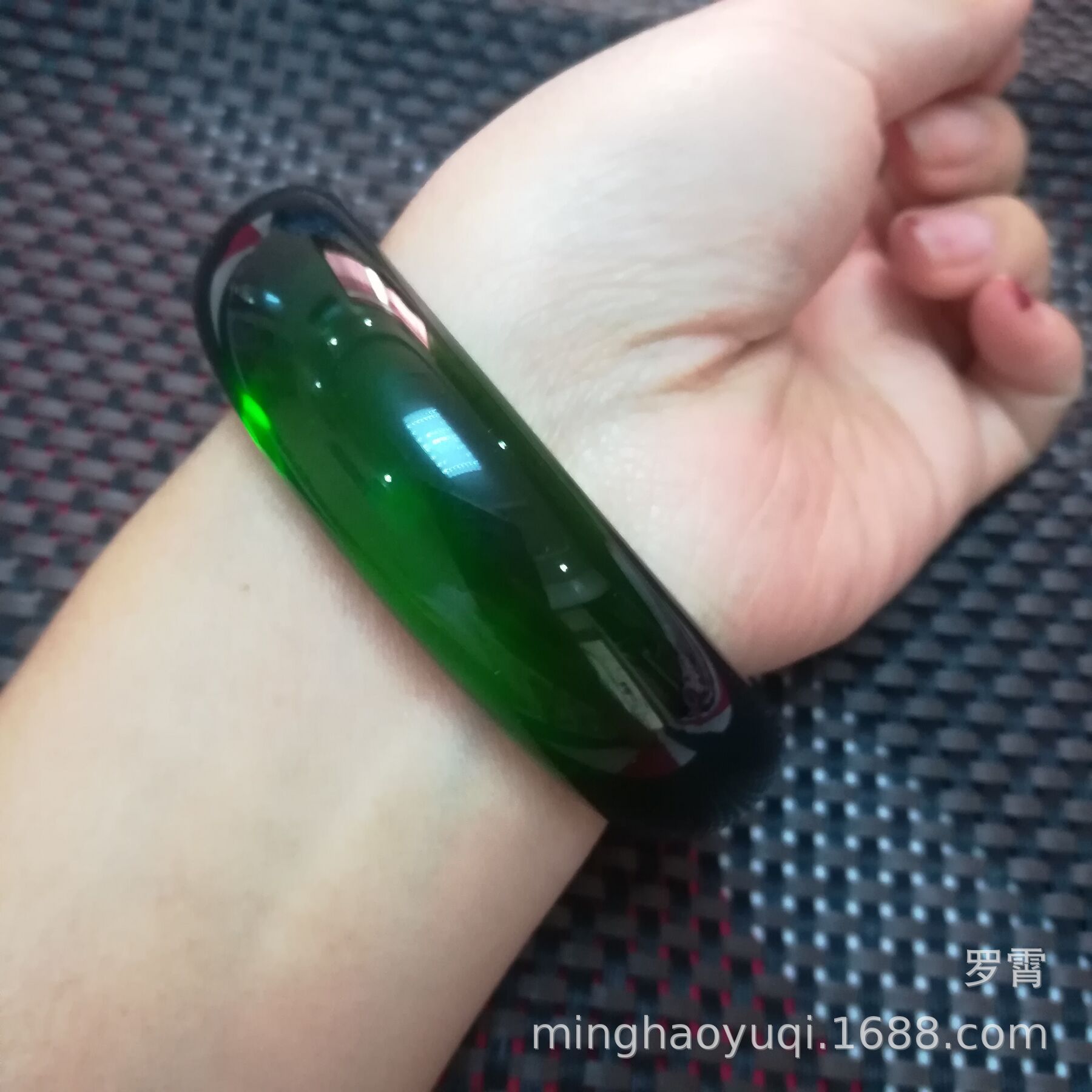 厂家批发翡翠手镯葱岭玉翡翠玻璃种满绿手镯女款冰翠葱岭玉镯子