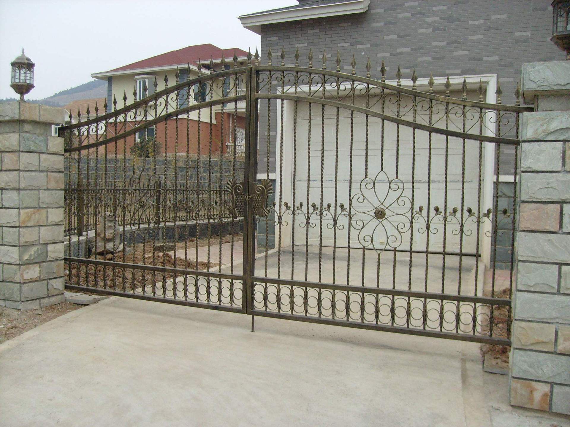 厂家供应铁艺大门 别墅进户大门 可定制别墅庭院铁艺大门