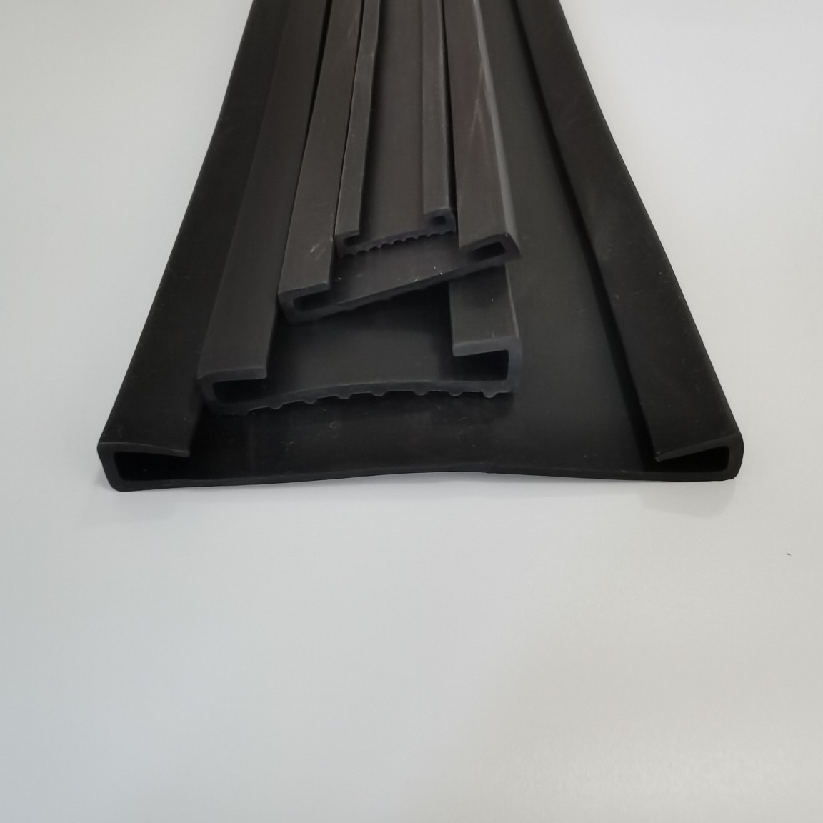 u型卡橡胶条 c型卡橡胶条 消防管卡防滑胶条 包边防碰胶条