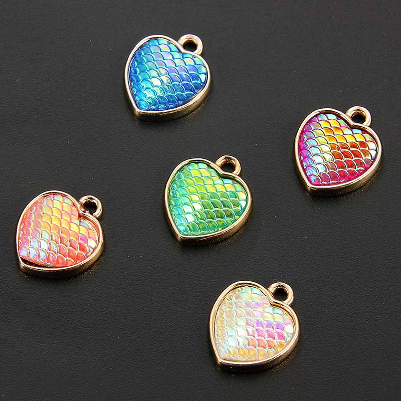 跨境新品精致爱心小吊坠 反光鳞片特色diy饰品配件 圆牌鱼鳞挂件