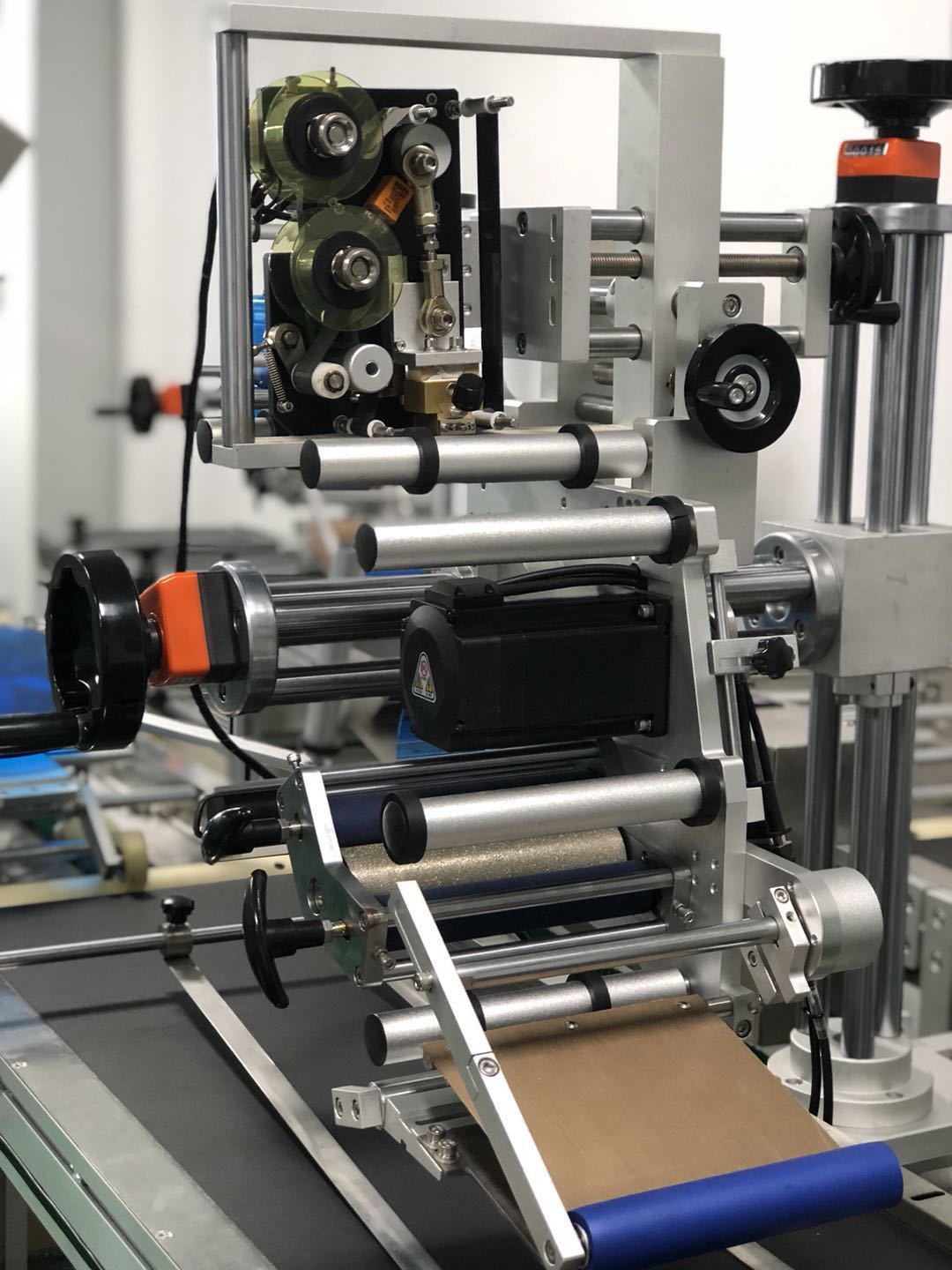 全自动平面贴标机快递纸箱盒餐具书本自动分页贴标机食品干标签机