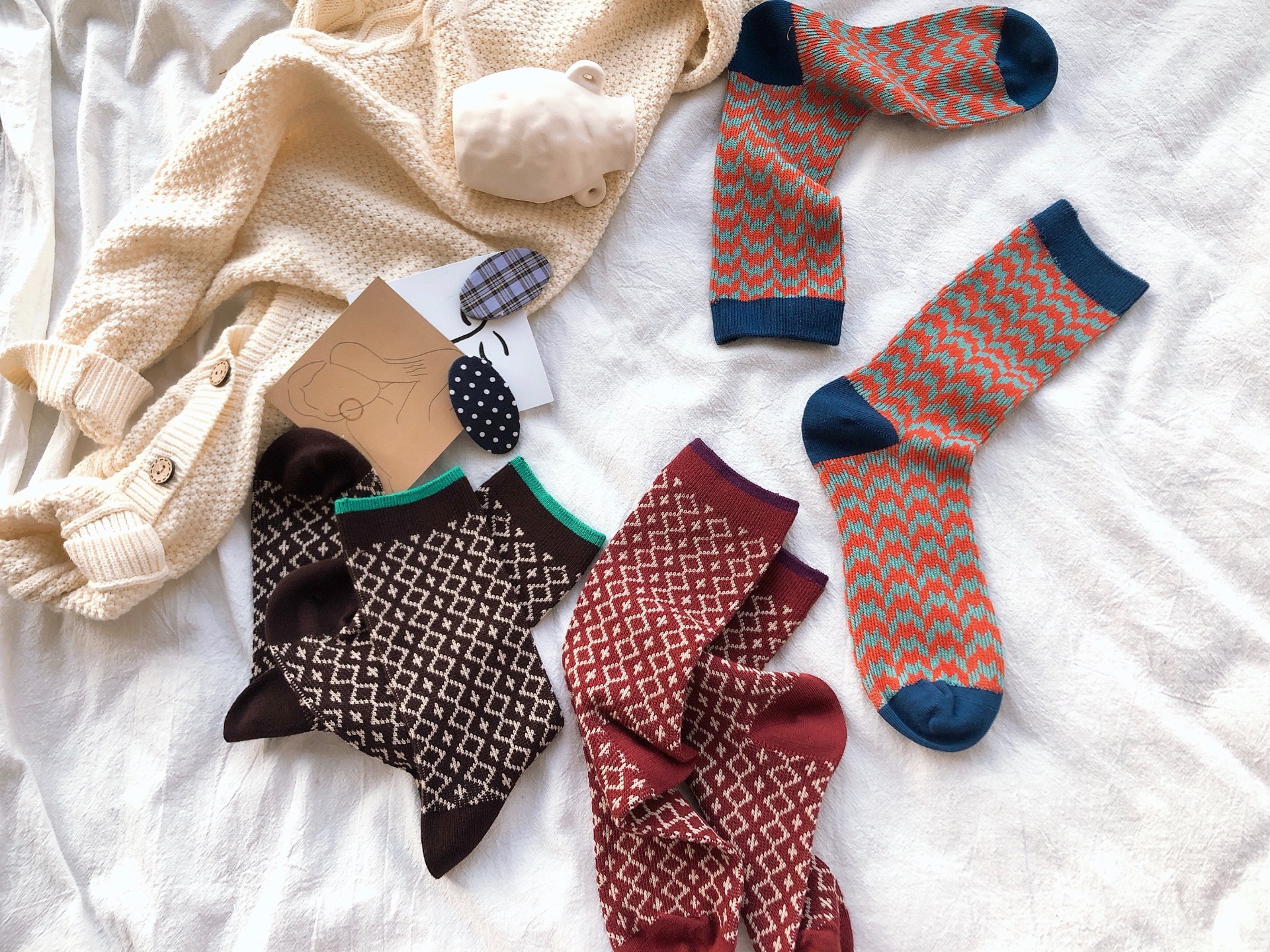 由于色差不可避免 袜子工艺的不同,有些款式会有个别线头  介意者慎拍