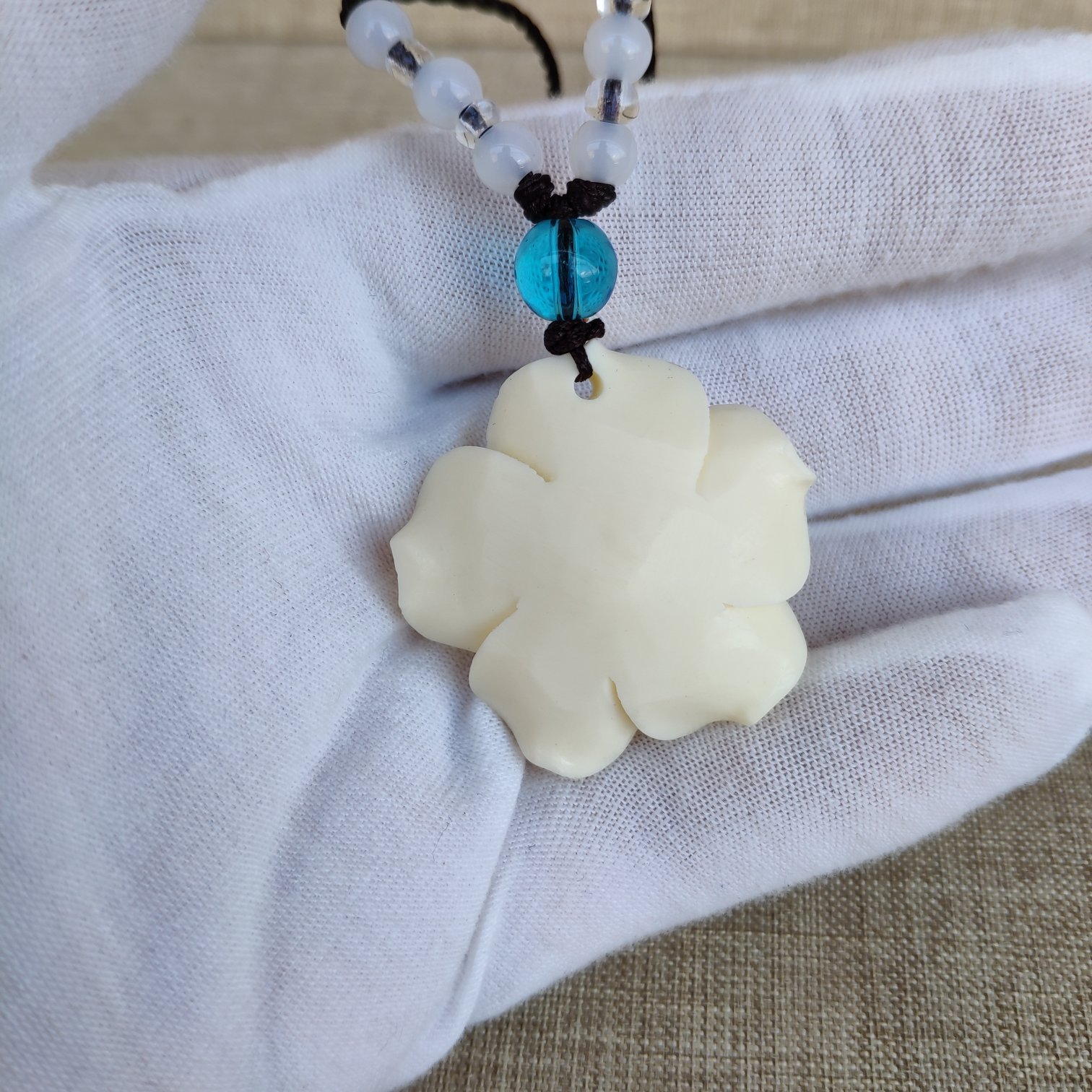 一件代发象牙果粉压立体雕刻玫瑰花吊坠挂件 衣服配饰diy饰品批发