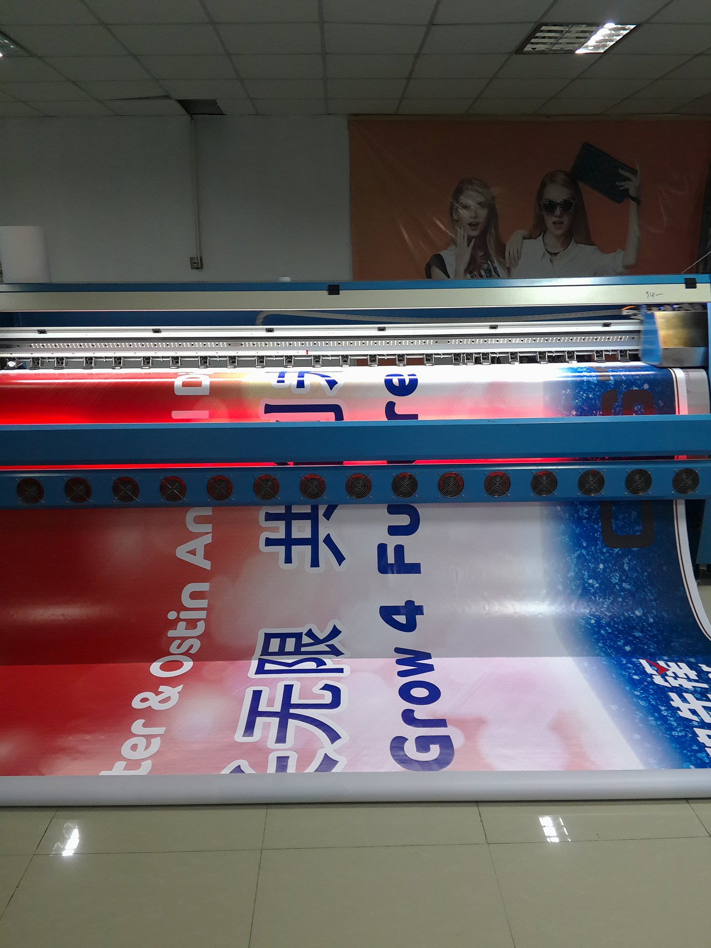 【批发定制】550灯布广告喷绘写真(低至11元/m2)